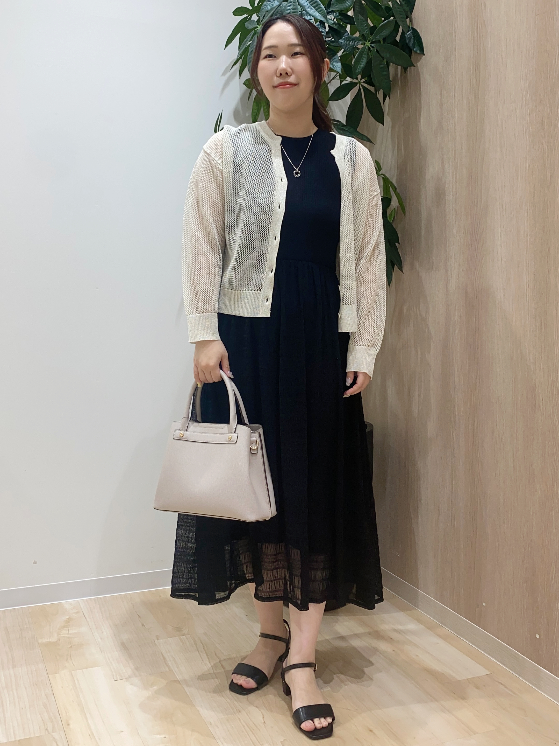 HANAさんの「grove｜ラメメッシュキーネックカーディガン」を使ったコーディネート