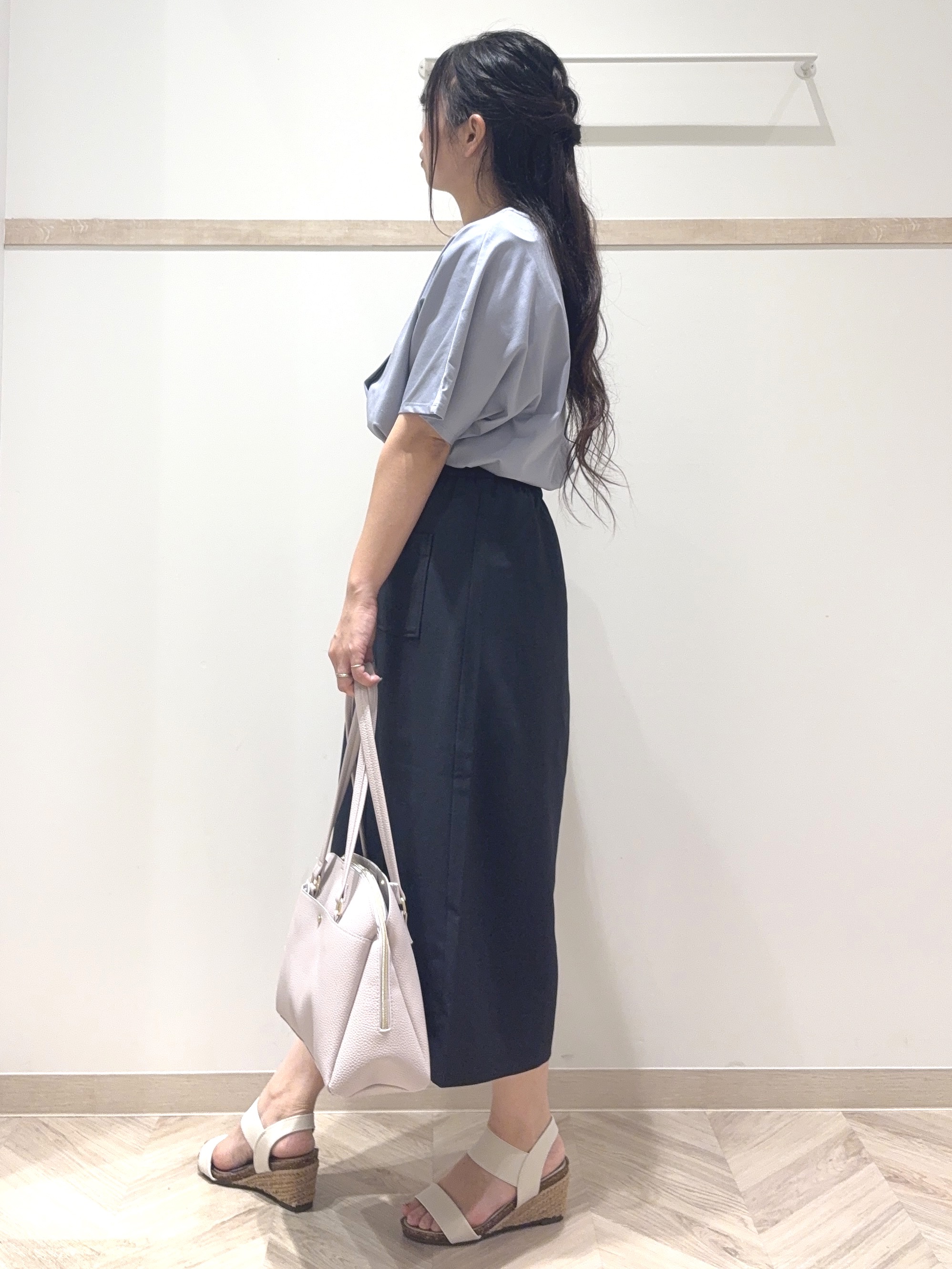 nanaさんの「SHOO･LA･RUE｜【S-LL/通勤】洗濯後しわになりにくい メタルポイントスキッパートップス」を使ったコーディネート