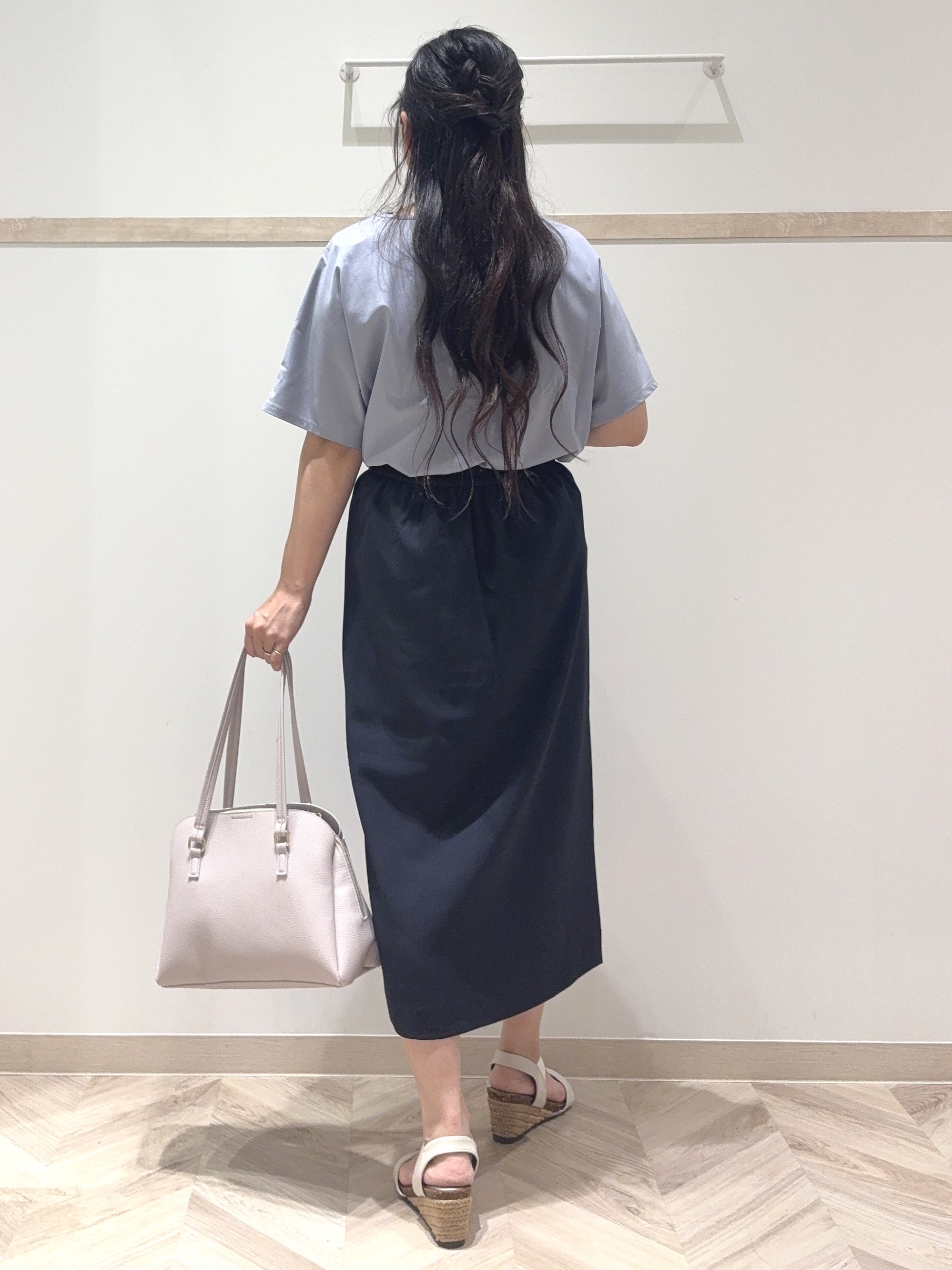 nanaさんの「SHOO･LA･RUE｜【S-LL/通勤】洗濯後しわになりにくい メタルポイントスキッパートップス」を使ったコーディネート