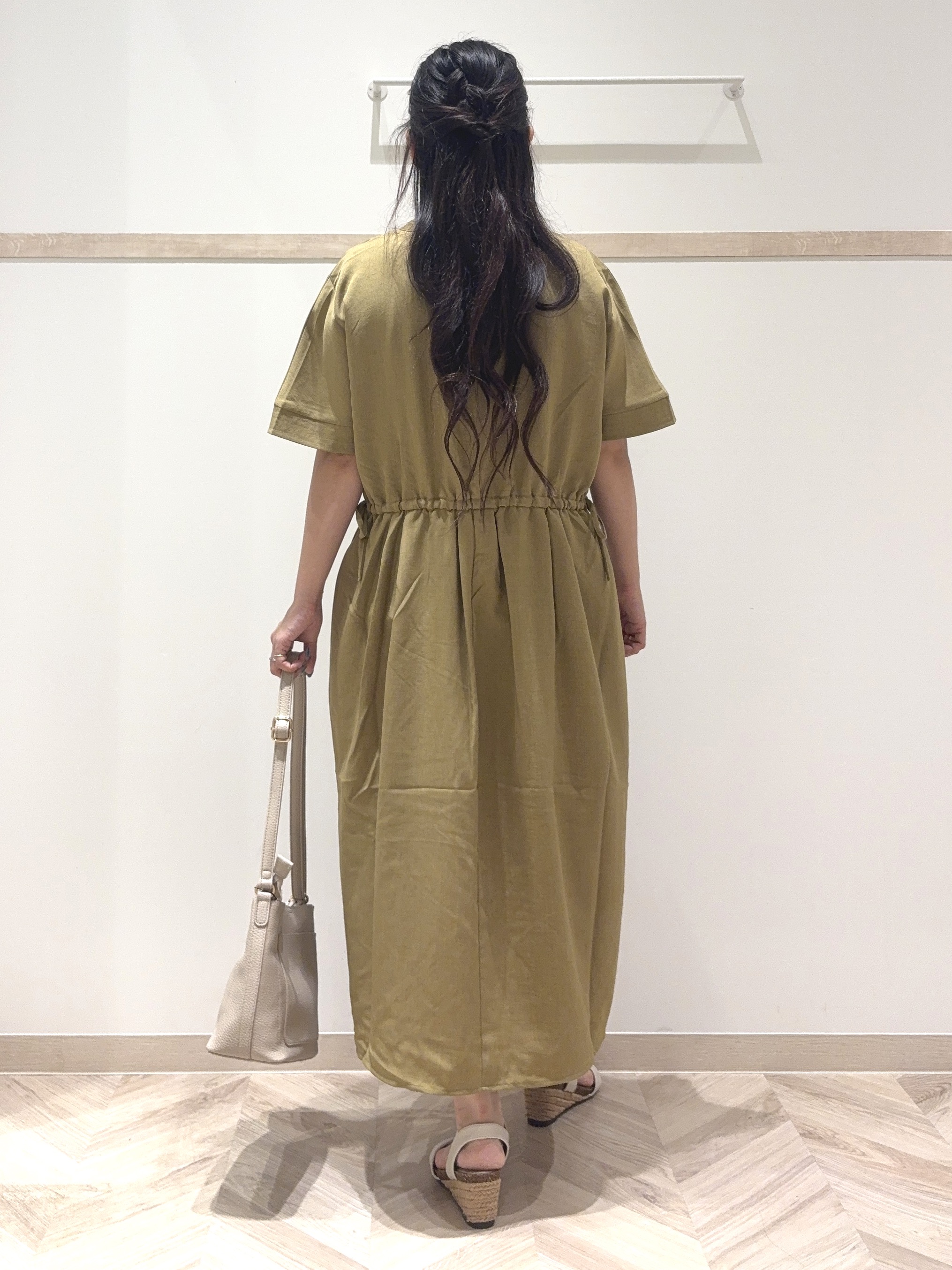 nanaさんの「SHOO･LA･RUE｜【洗濯機可/体型カバー】ウエストシャーリングで女性らしく 麻調スキッパーサイドリボンワンピース」を使ったコーディネート