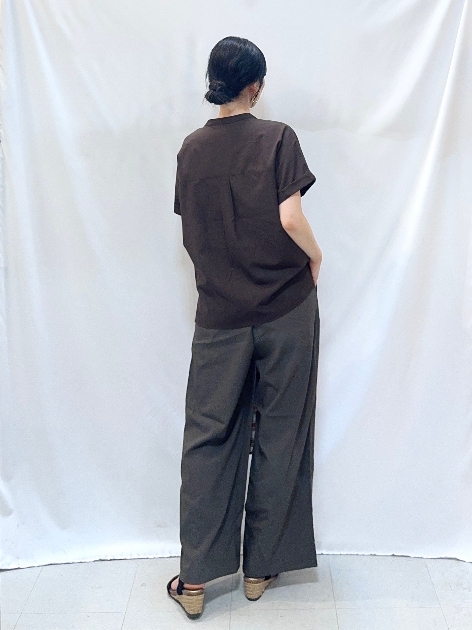 𝐇𝐢𝐫𝐨𝐦𝐢さんの「SHOO･LA･RUE｜【通気性〇/UV/S-LL】風が通り抜ける 半袖バンドカラーシアーシャツ」を使ったコーディネート