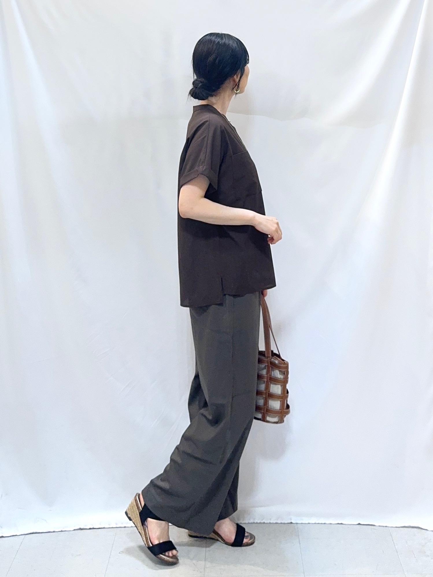 𝐇𝐢𝐫𝐨𝐦𝐢さんの「SHOO･LA･RUE｜【通気性〇/UV/S-LL】風が通り抜ける 半袖バンドカラーシアーシャツ」を使ったコーディネート
