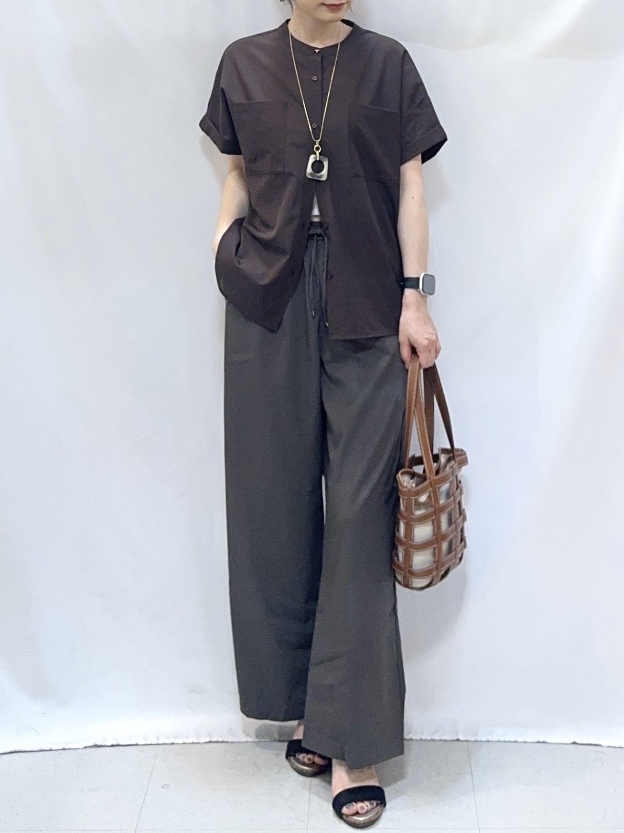 𝐇𝐢𝐫𝐨𝐦𝐢さんの「SHOO･LA･RUE｜【通気性〇/UV/S-LL】風が通り抜ける 半袖バンドカラーシアーシャツ」を使ったコーディネート