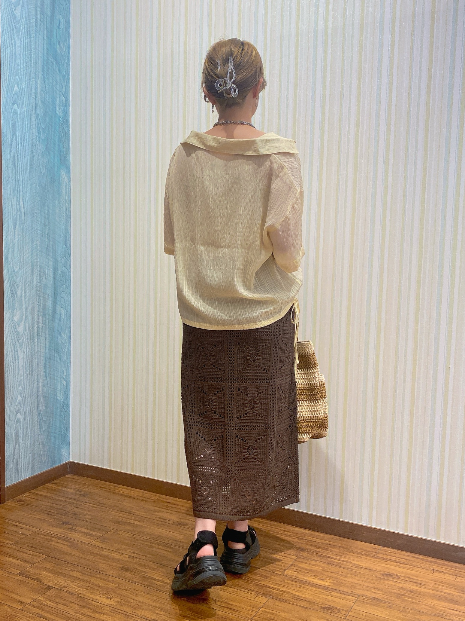 ayaさんの「SHOO･LA･RUE｜【S-LL/洗濯機可/体型カバー】さらさら シャーリングシフォン 裾ドロストシャツ」を使ったコーディネート