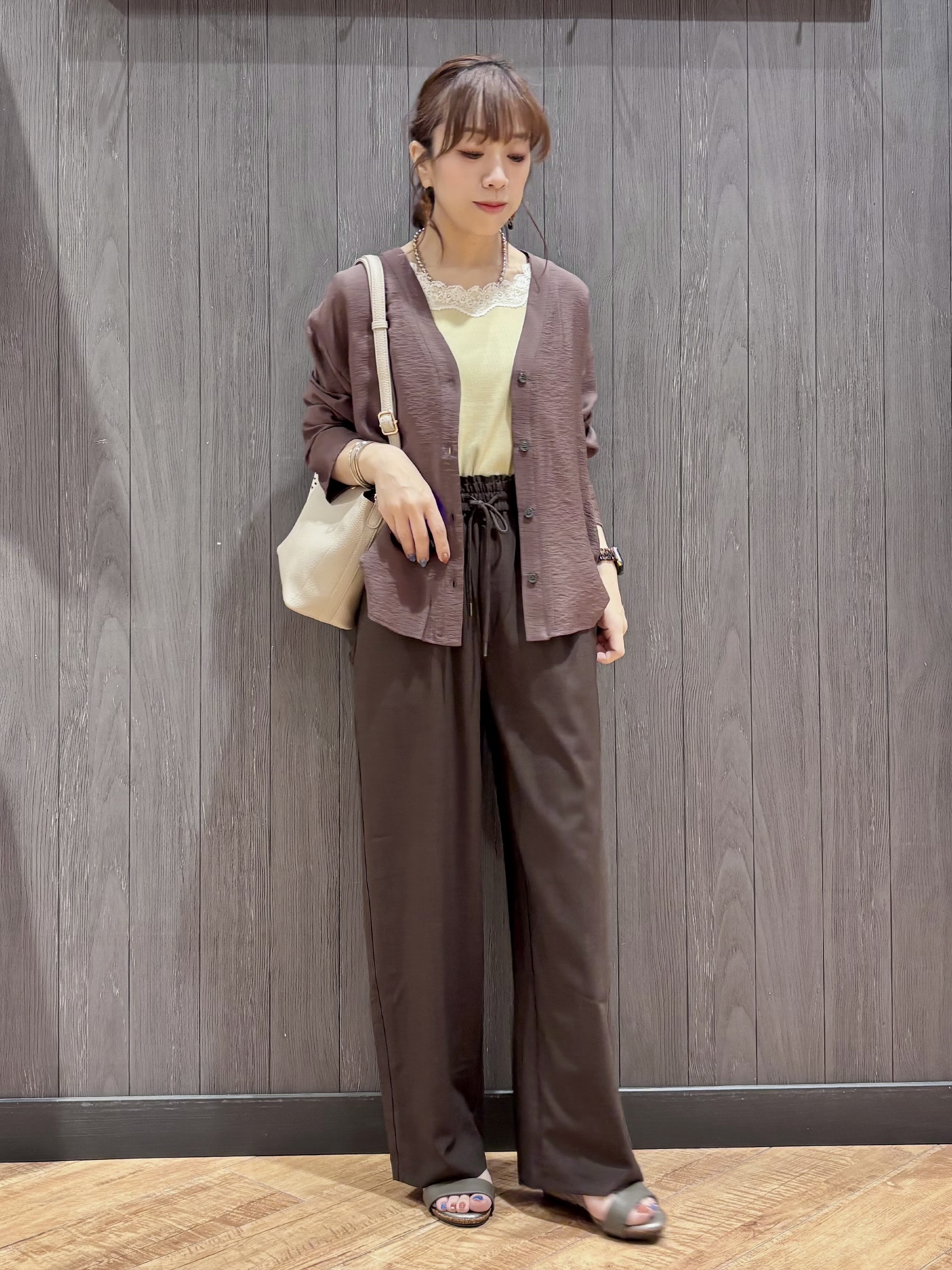 meiさんの「SHOO･LA･RUE｜【洗濯機可/S-LL】お顔周りすっきり 大人のシアーシャツカーディガン」を使ったコーディネート
