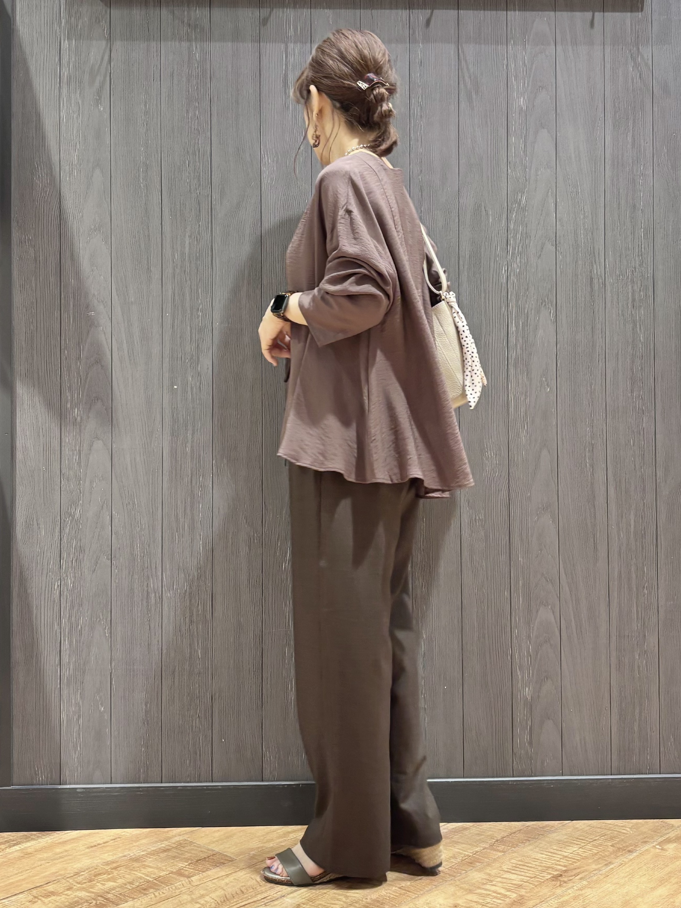 meiさんの「SHOO･LA･RUE｜【洗濯機可/S-LL】お顔周りすっきり 大人のシアーシャツカーディガン」を使ったコーディネート
