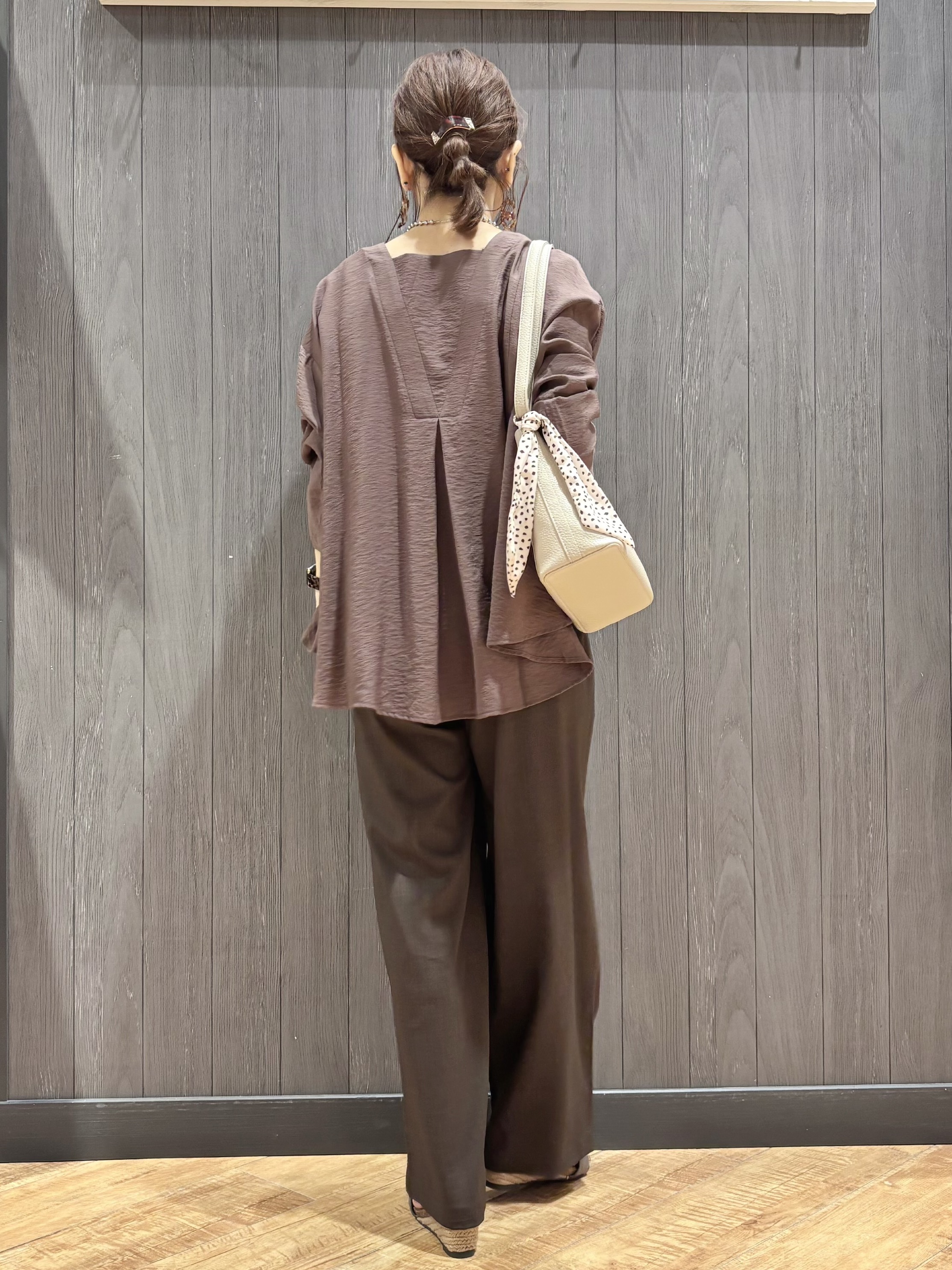 meiさんの「SHOO･LA･RUE｜【洗濯機可/S-LL】お顔周りすっきり 大人のシアーシャツカーディガン」を使ったコーディネート