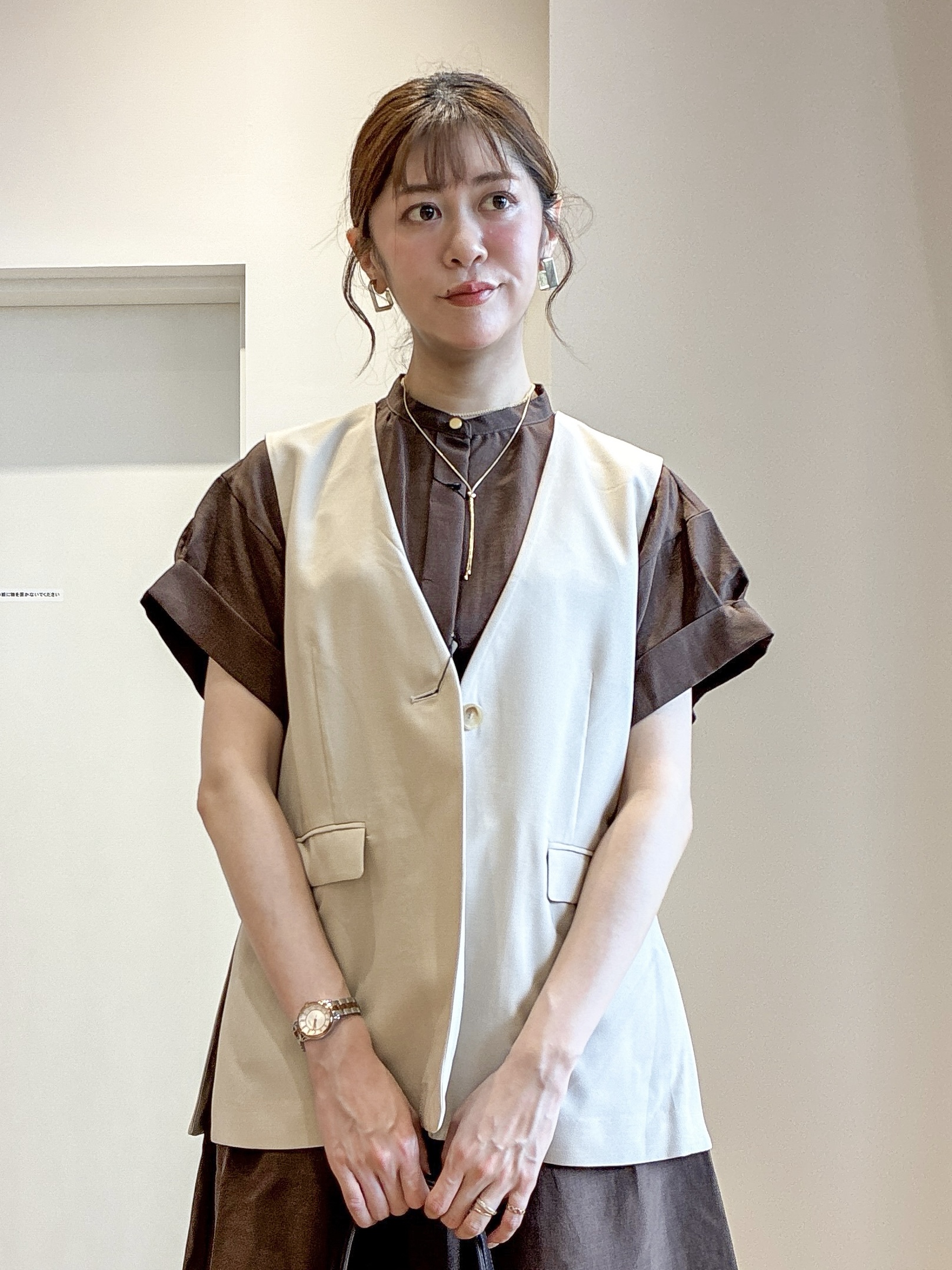 もんちゃんさんの「OPAQUE.CLIP｜リネンライク Vネックジレ【洗濯機OK】」を使ったコーディネート