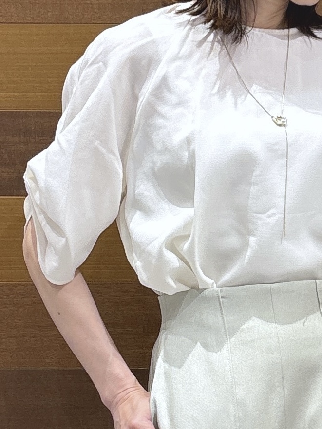 juunさんの「OPAQUE.CLIP｜【接触冷感／吸水速乾】リネンライク タックスリーブブラウス《セットアップ対応／洗濯機OK》」を使ったコーディネート