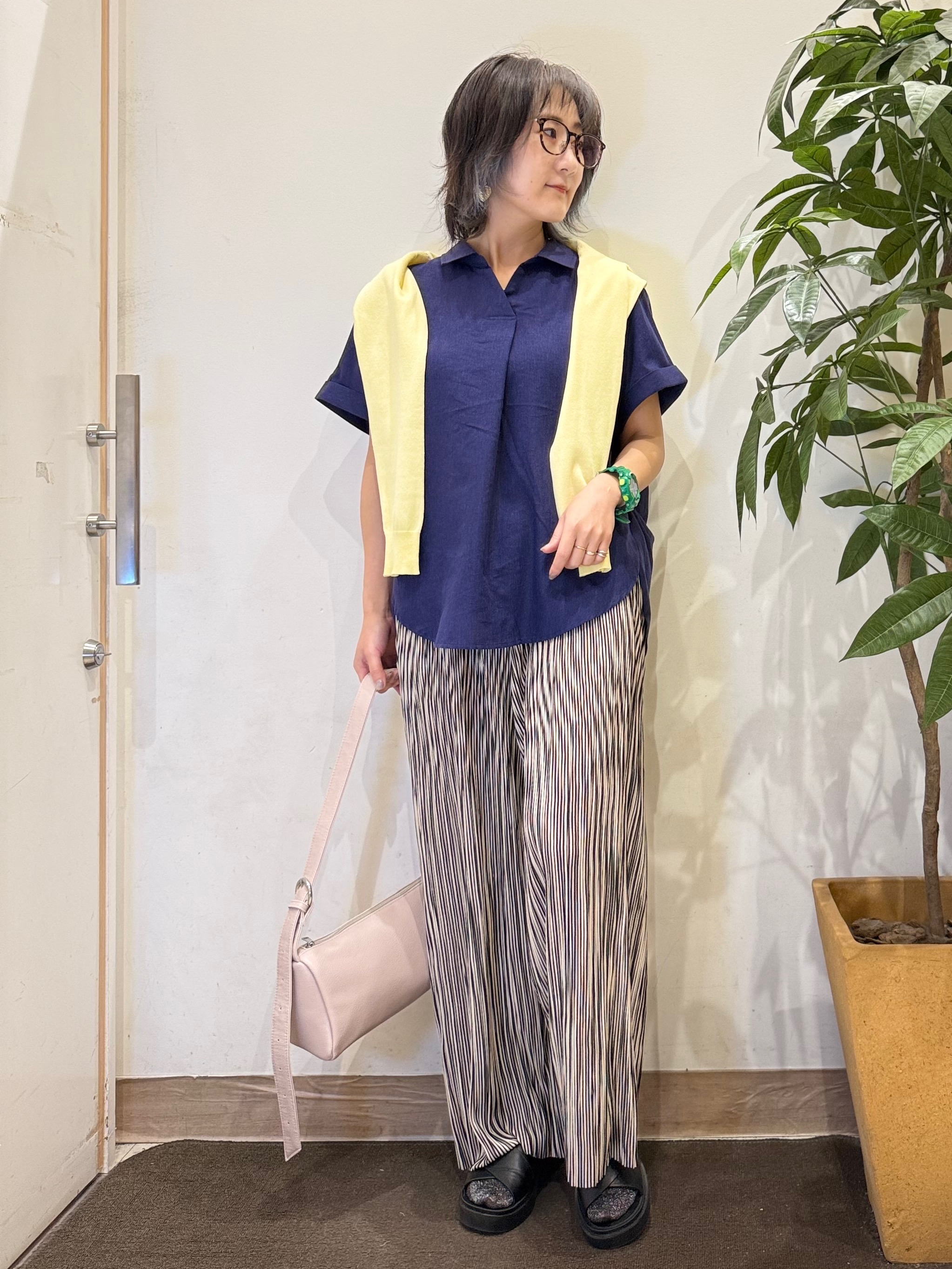 misakiさんの「SHOO･LA･RUE｜【洗濯機可/UV/アンチピリング/S-LL】いろいろボタンが華やか クルーネックカーディガン」を使ったコーディネート