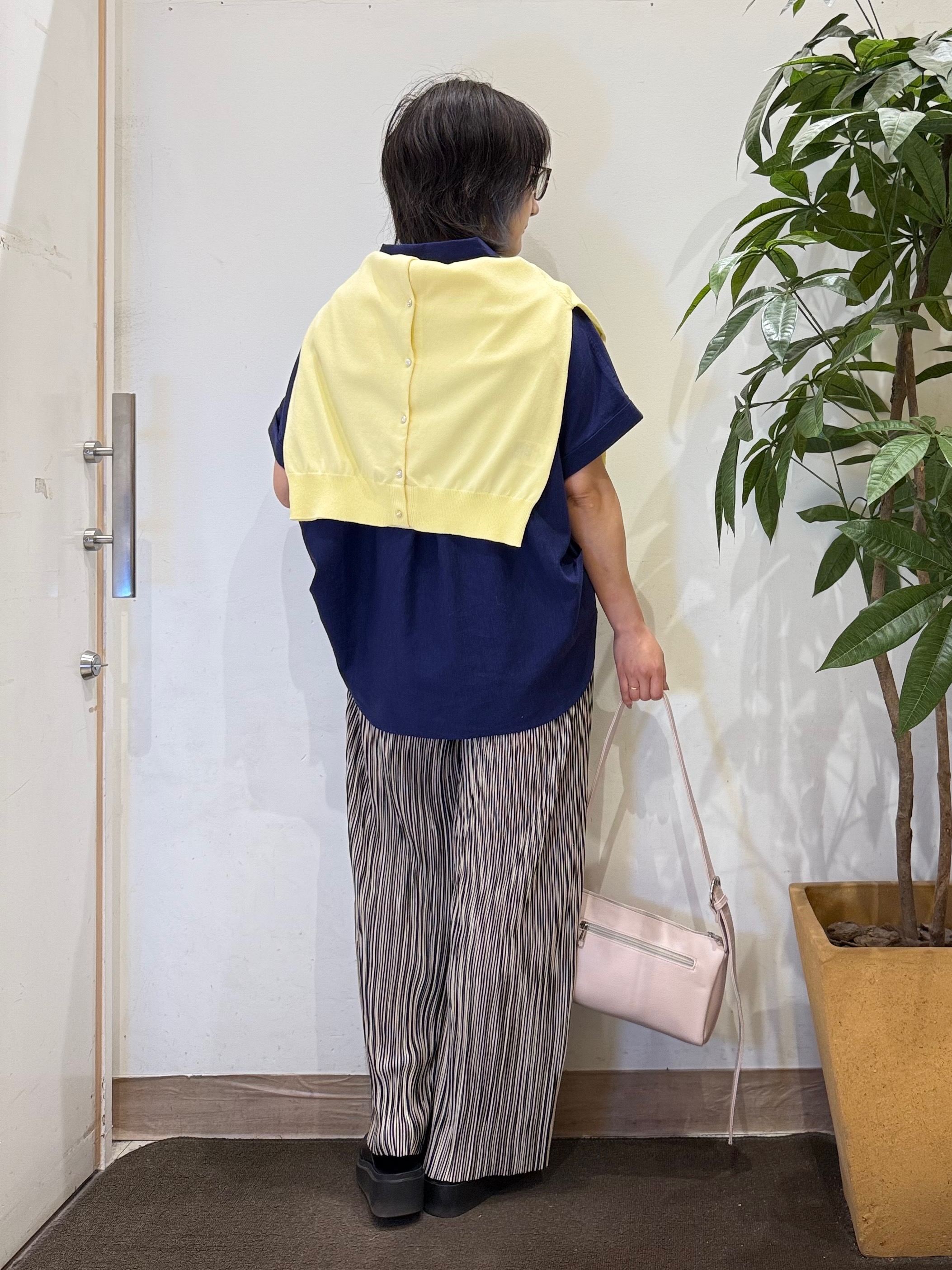misakiさんの「SHOO･LA･RUE｜【洗濯機可/UV/アンチピリング/S-LL】いろいろボタンが華やか クルーネックカーディガン」を使ったコーディネート