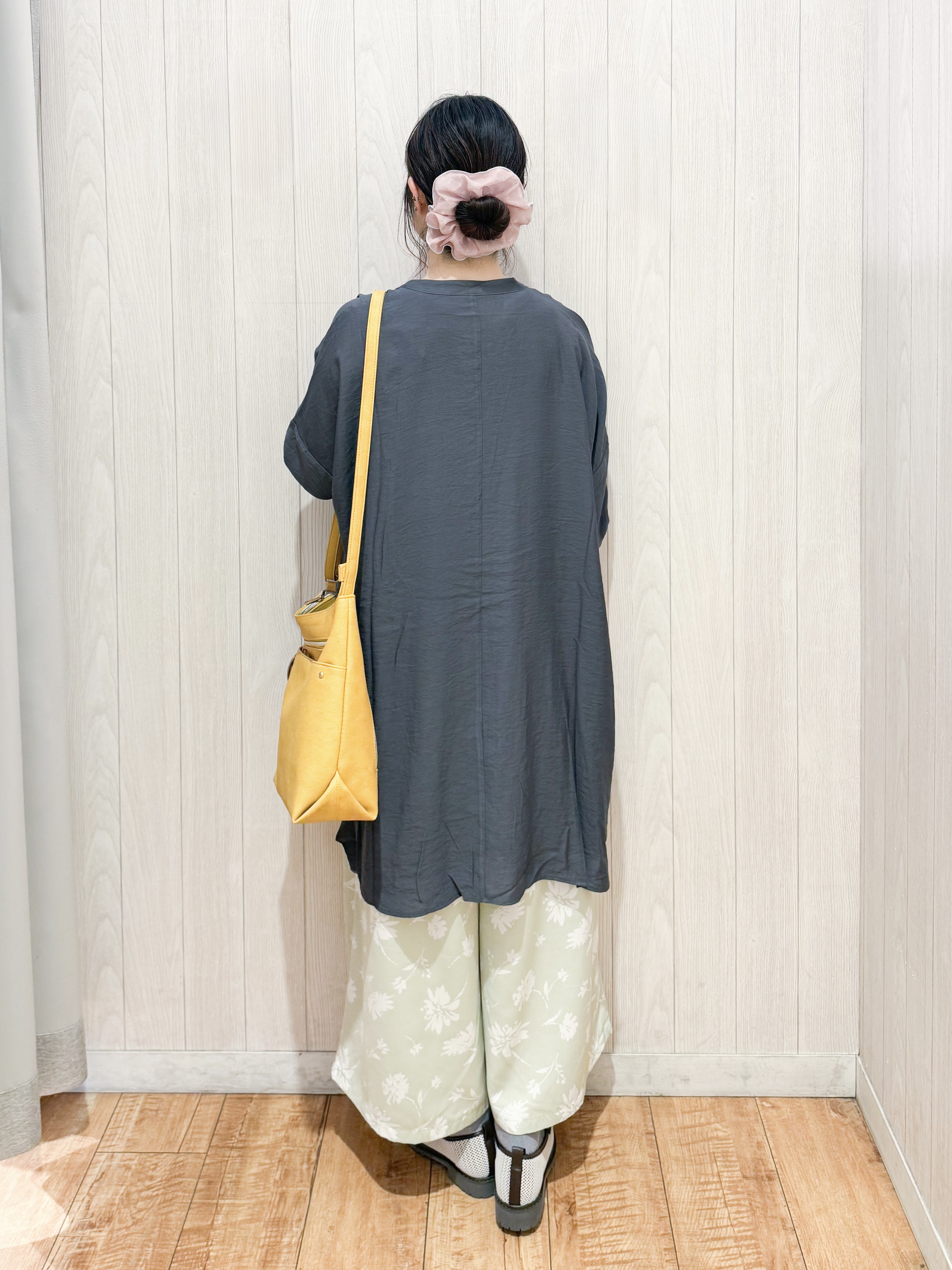 愛さんの「SHOO･LA･RUE｜【S-LL/洗濯機可】気になる体型すっぽり隠す スキッパードルマンチュニック」を使ったコーディネート