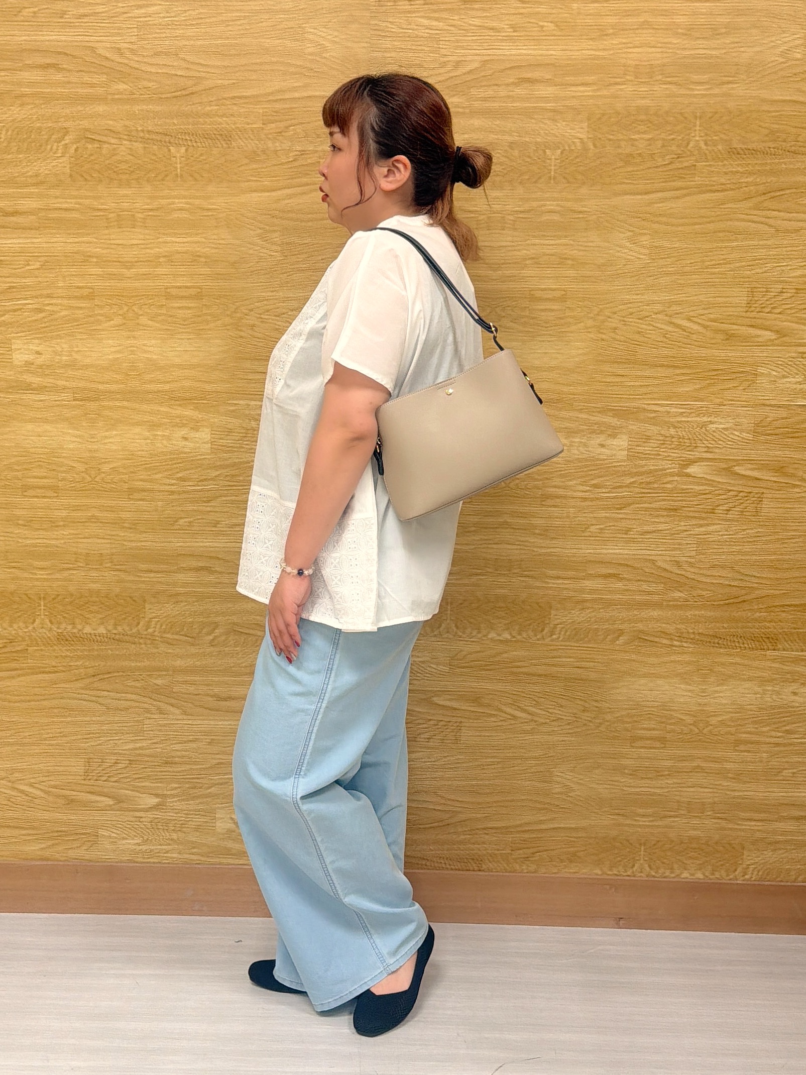 ぁむさんの「SHOO･LA･RUE｜【体型カバー/S~LL】インせず着られて刺繍が目を引く 切替ノーカラーブラウス」を使ったコーディネート