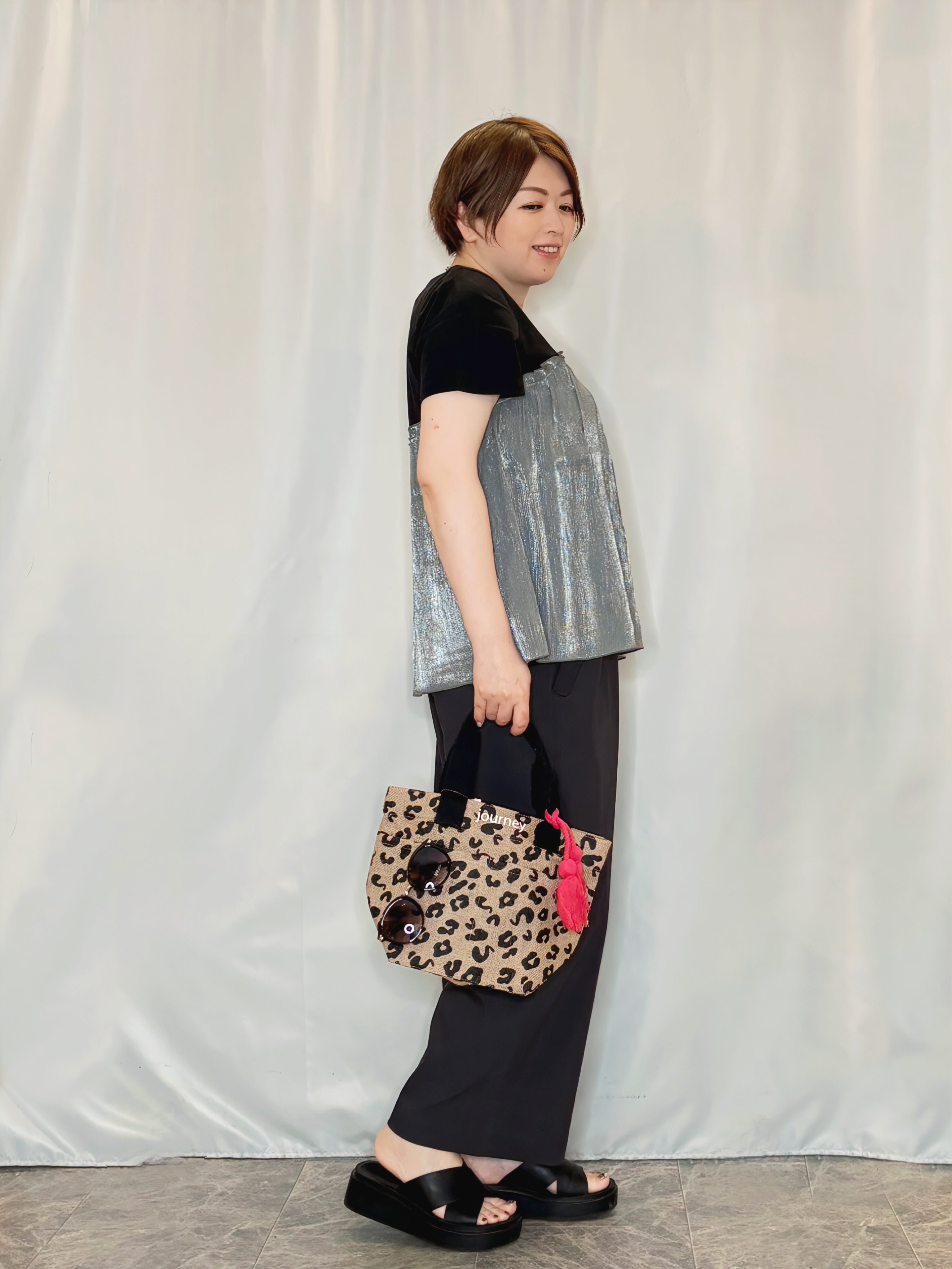 たみさんの「SHOO･LA･RUE｜【体型カバー】1枚でインせず決まる きらきらビスチェ風Tシャツ」を使ったコーディネート