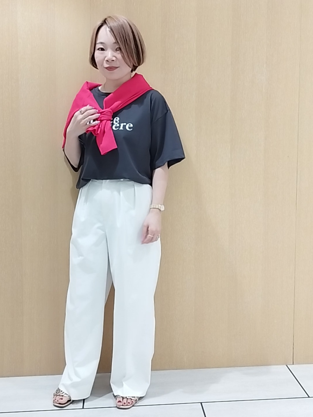 s u g iさんの「UNTITLED｜コットンロゴTシャツ」を使ったコーディネート