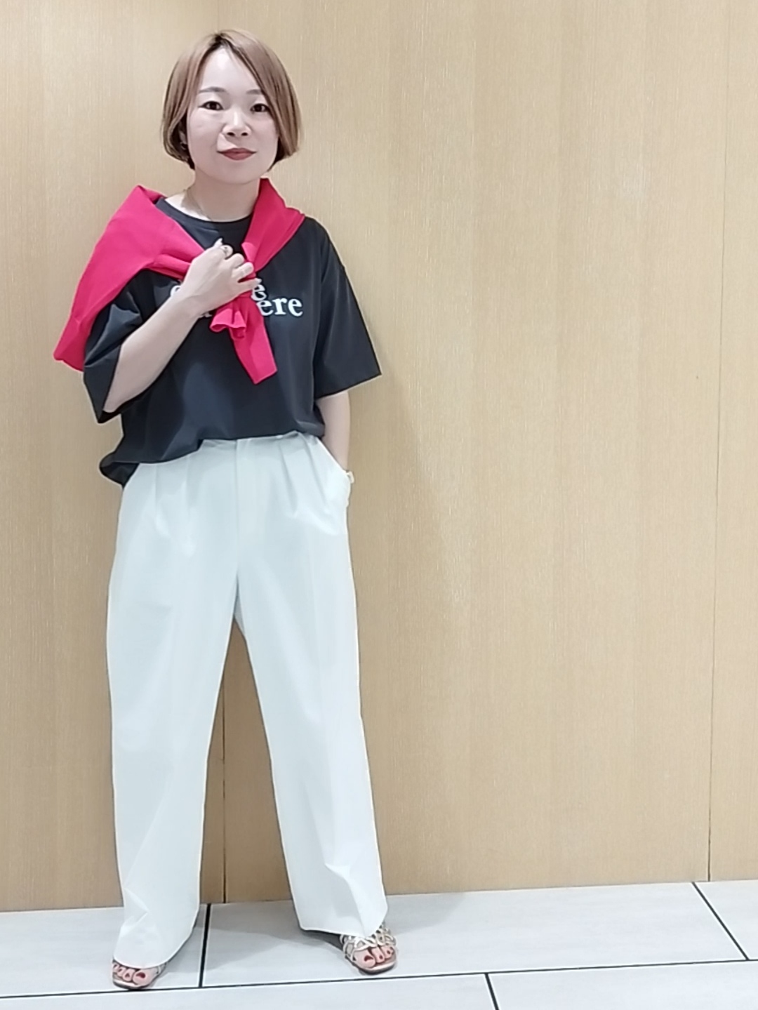 s u g iさんの「UNTITLED｜コットンロゴTシャツ」を使ったコーディネート