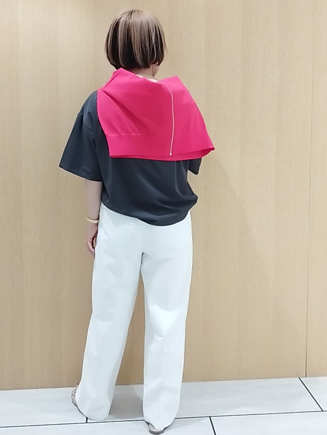 s u g iさんの「UNTITLED｜コットンロゴTシャツ」を使ったコーディネート