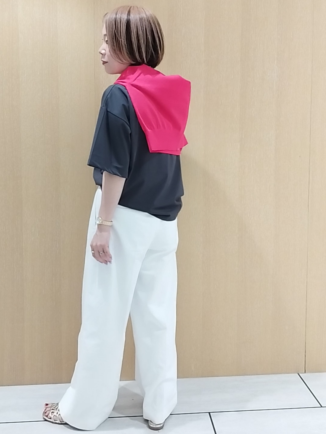 s u g iさんの「UNTITLED｜コットンロゴTシャツ」を使ったコーディネート