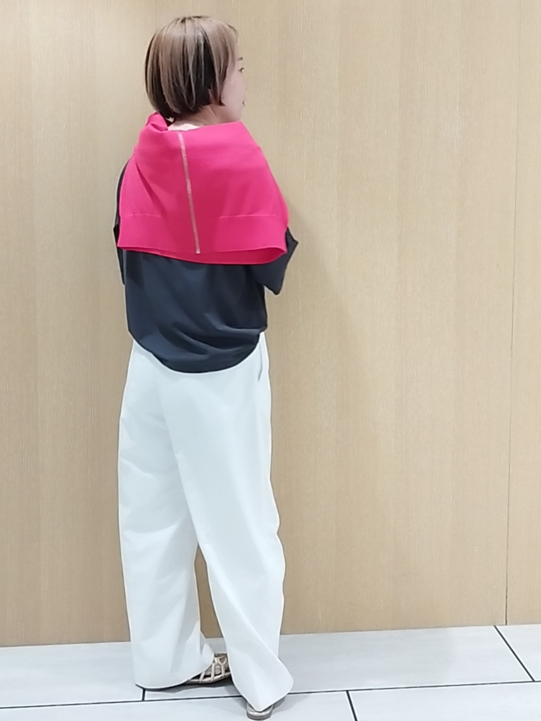 s u g iさんの「UNTITLED｜コットンロゴTシャツ」を使ったコーディネート