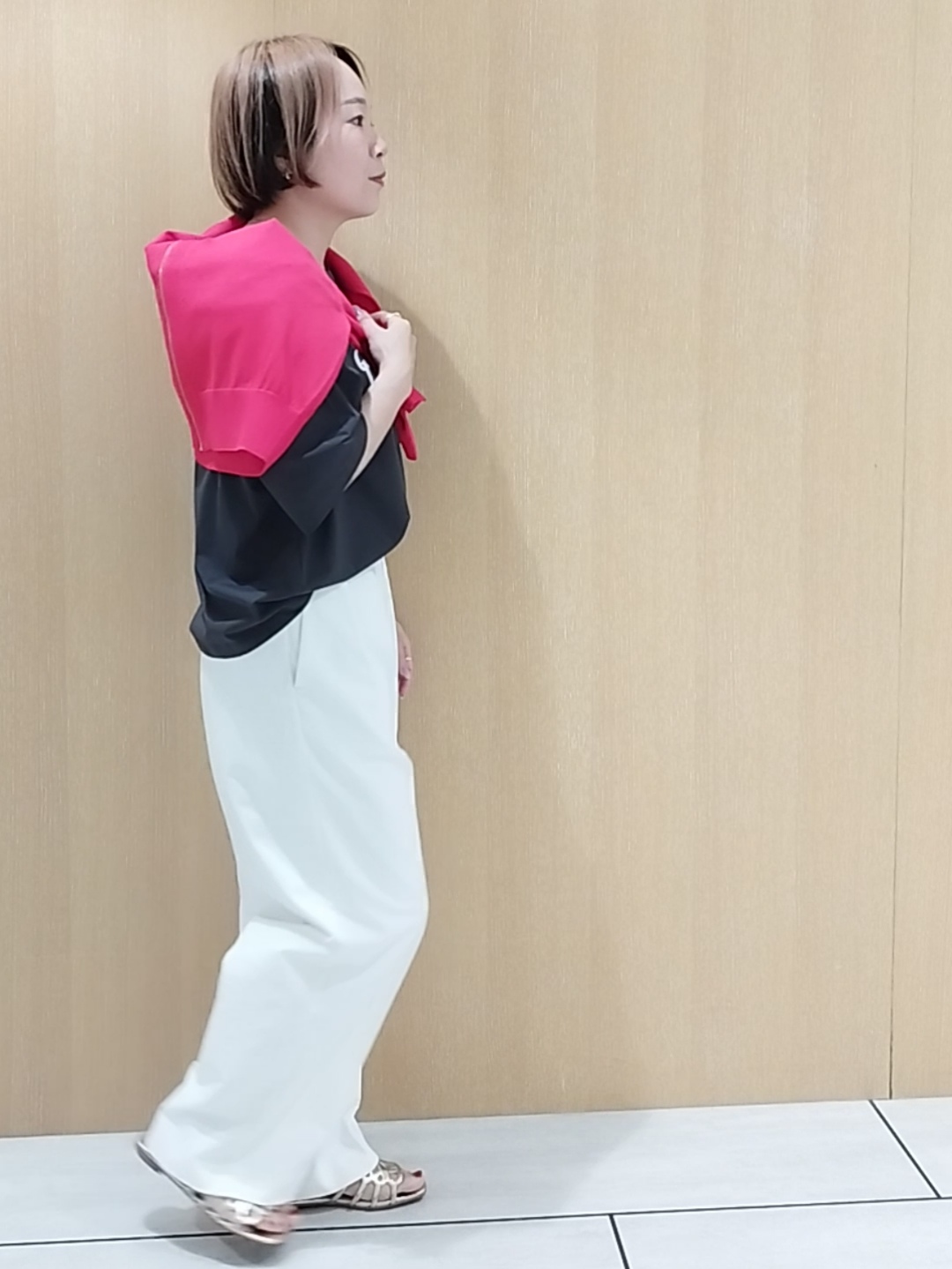 s u g iさんの「UNTITLED｜コットンロゴTシャツ」を使ったコーディネート