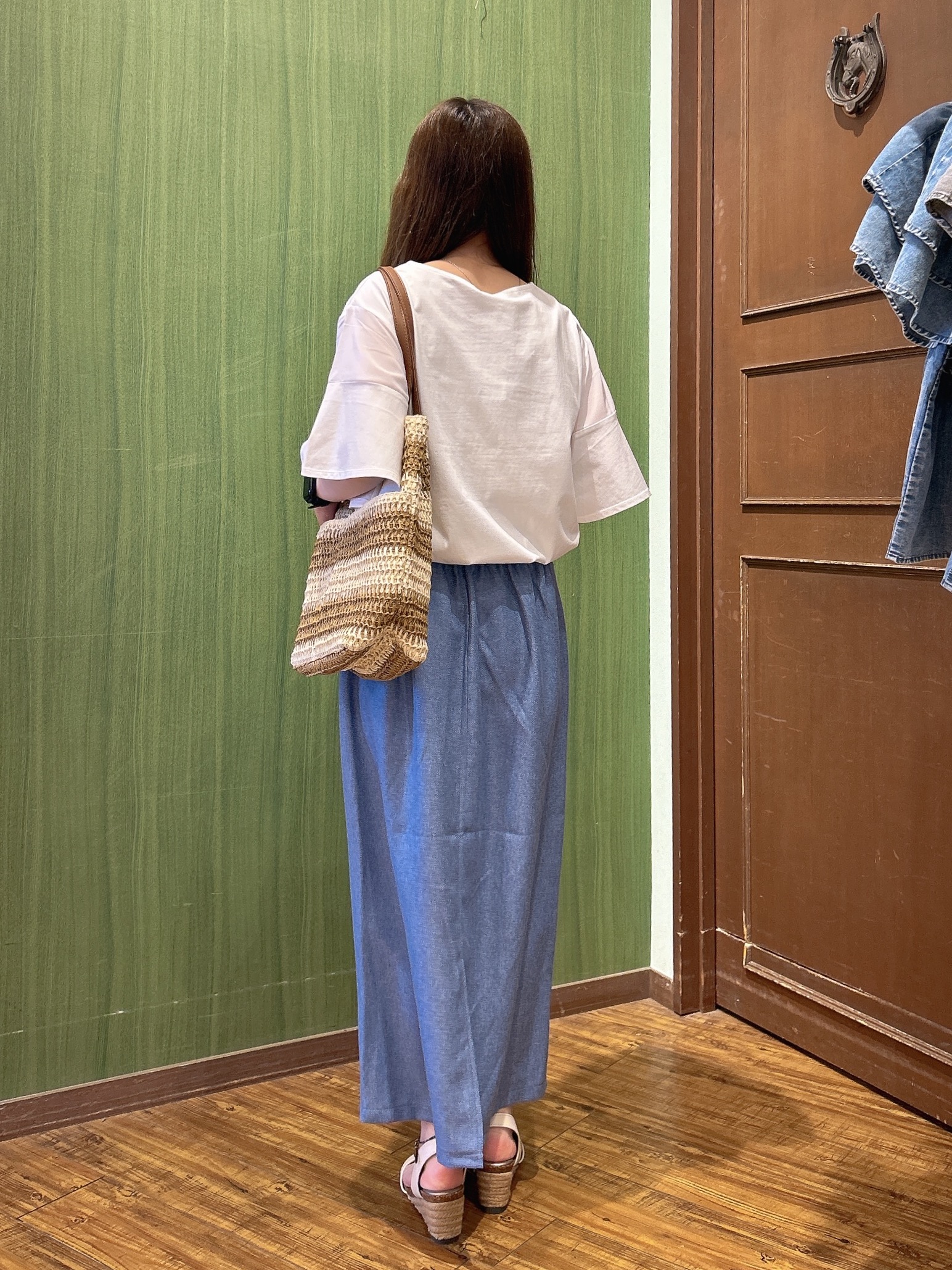 かおりさんの「SHOO･LA･RUE｜【S-LL/洗濯機可/体型カバー】フレアスリーブで二の腕を自然に隠せる 浅VネックTシャツ」を使ったコーディネート