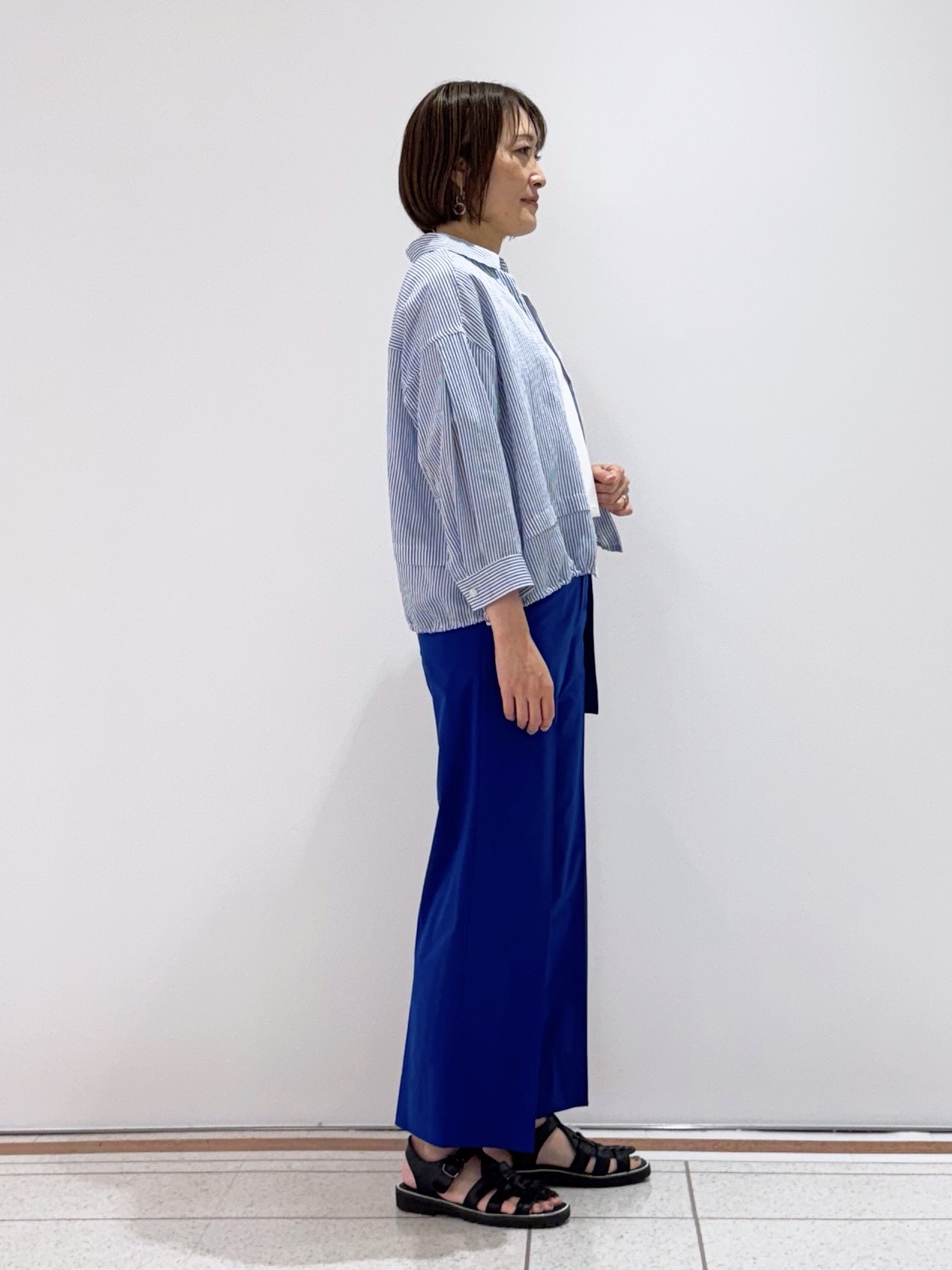 mikaさんの「INDIVI｜【接触冷感／洗える／2WAY】ドロスト付 シアーシャンブレーシャツ」を使ったコーディネート