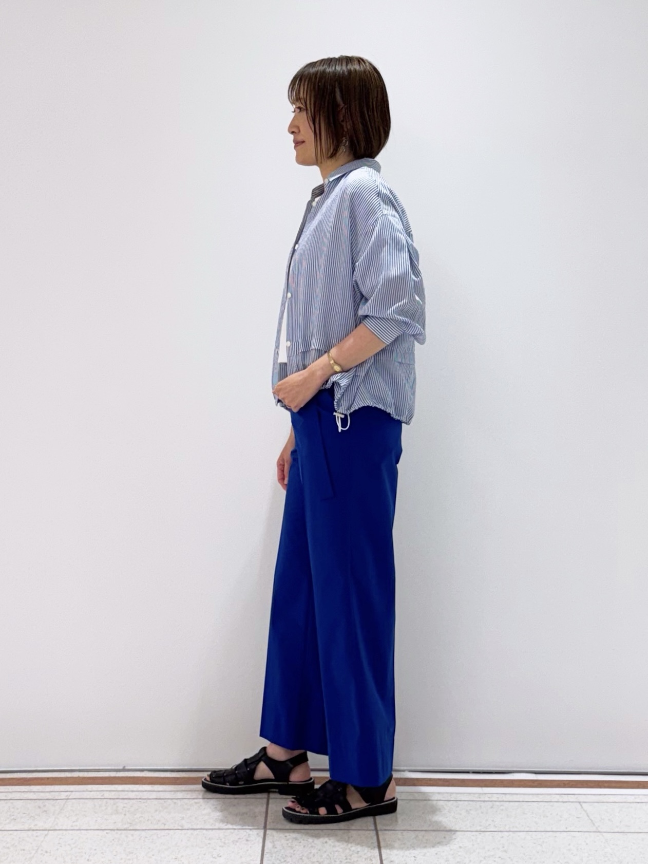 mikaさんの「INDIVI｜【接触冷感／洗える／2WAY】ドロスト付 シアーシャンブレーシャツ」を使ったコーディネート