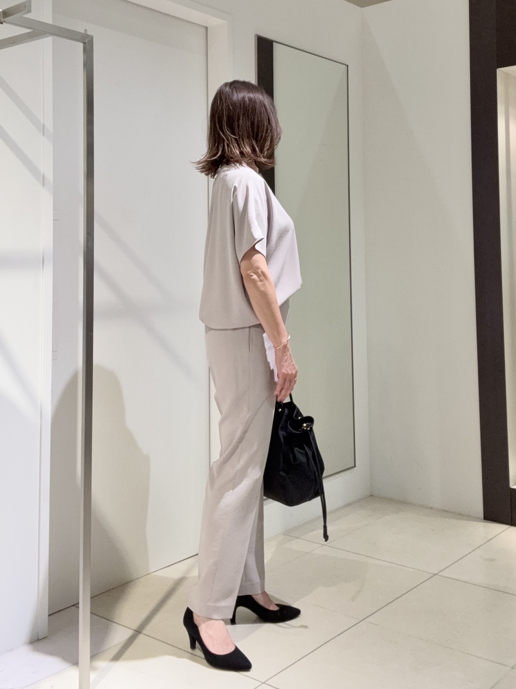 tomoさんの「UNTITLED｜【UV/接触冷感/セットアップ可】リラクシーキーVネックブラウス」を使ったコーディネート