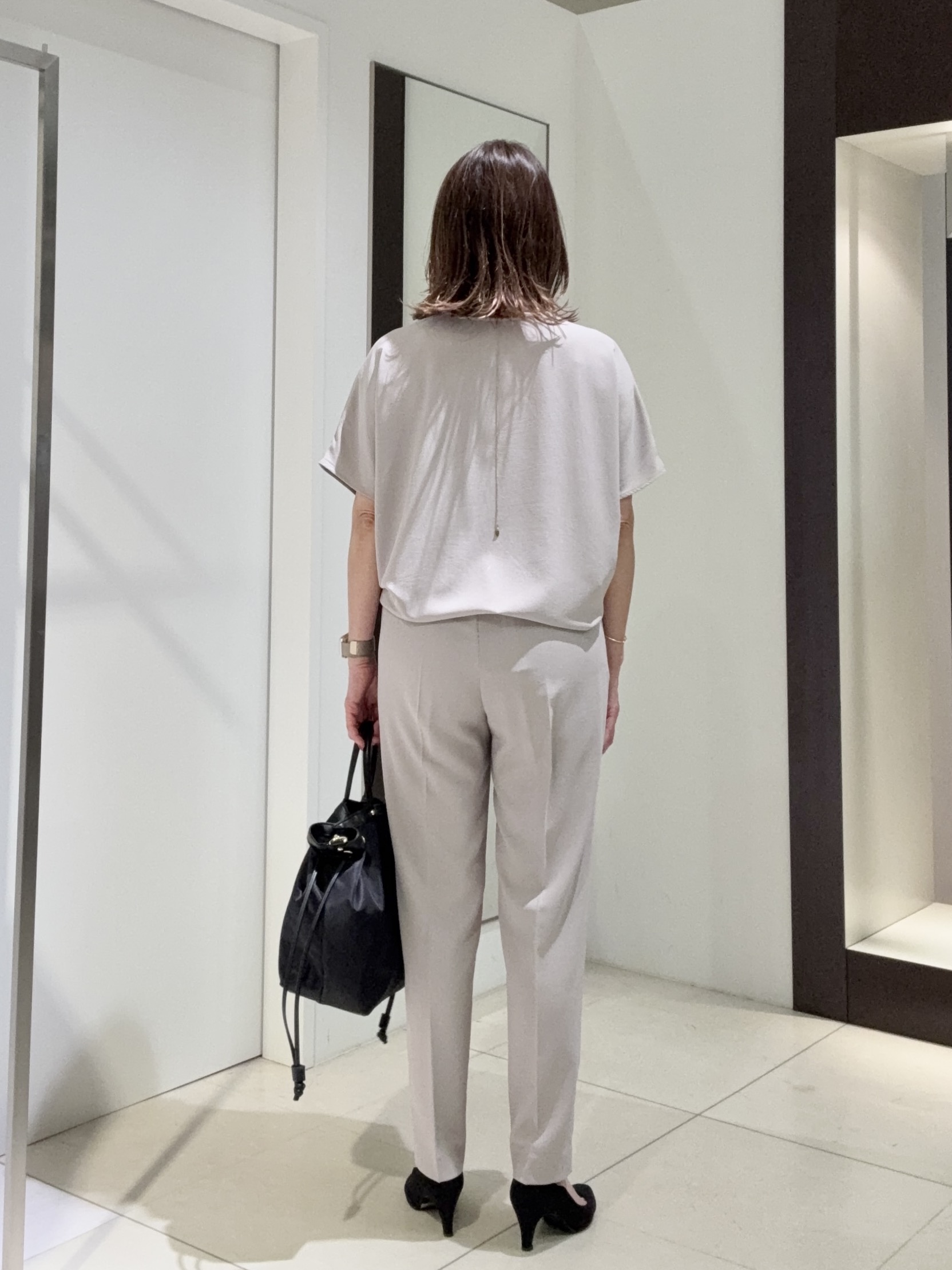 tomoさんの「UNTITLED｜【UV/接触冷感/セットアップ可】リラクシーキーVネックブラウス」を使ったコーディネート