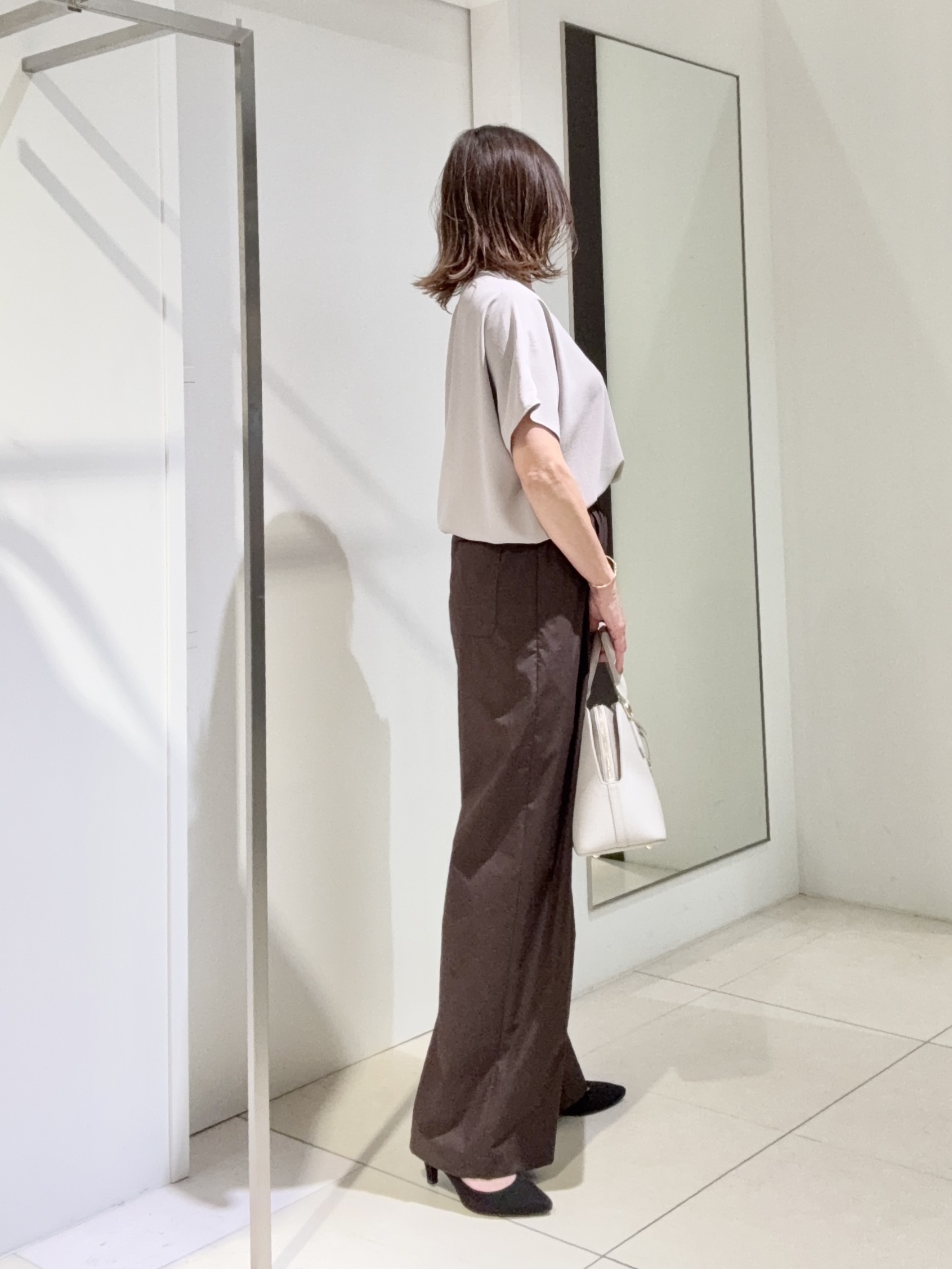 tomoさんの「UNTITLED｜【UV/接触冷感/セットアップ可】リラクシーキーVネックブラウス」を使ったコーディネート
