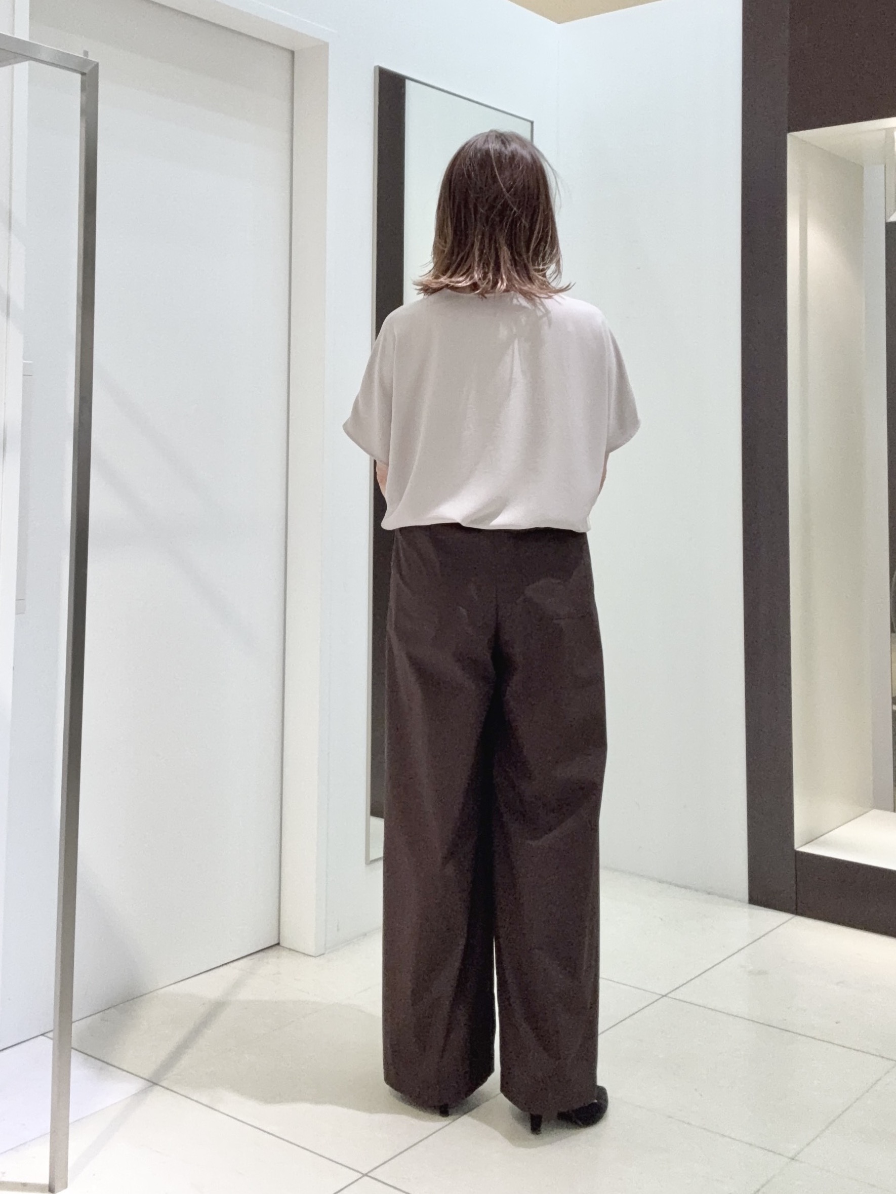 tomoさんの「UNTITLED｜【UV/接触冷感/セットアップ可】リラクシーキーVネックブラウス」を使ったコーディネート