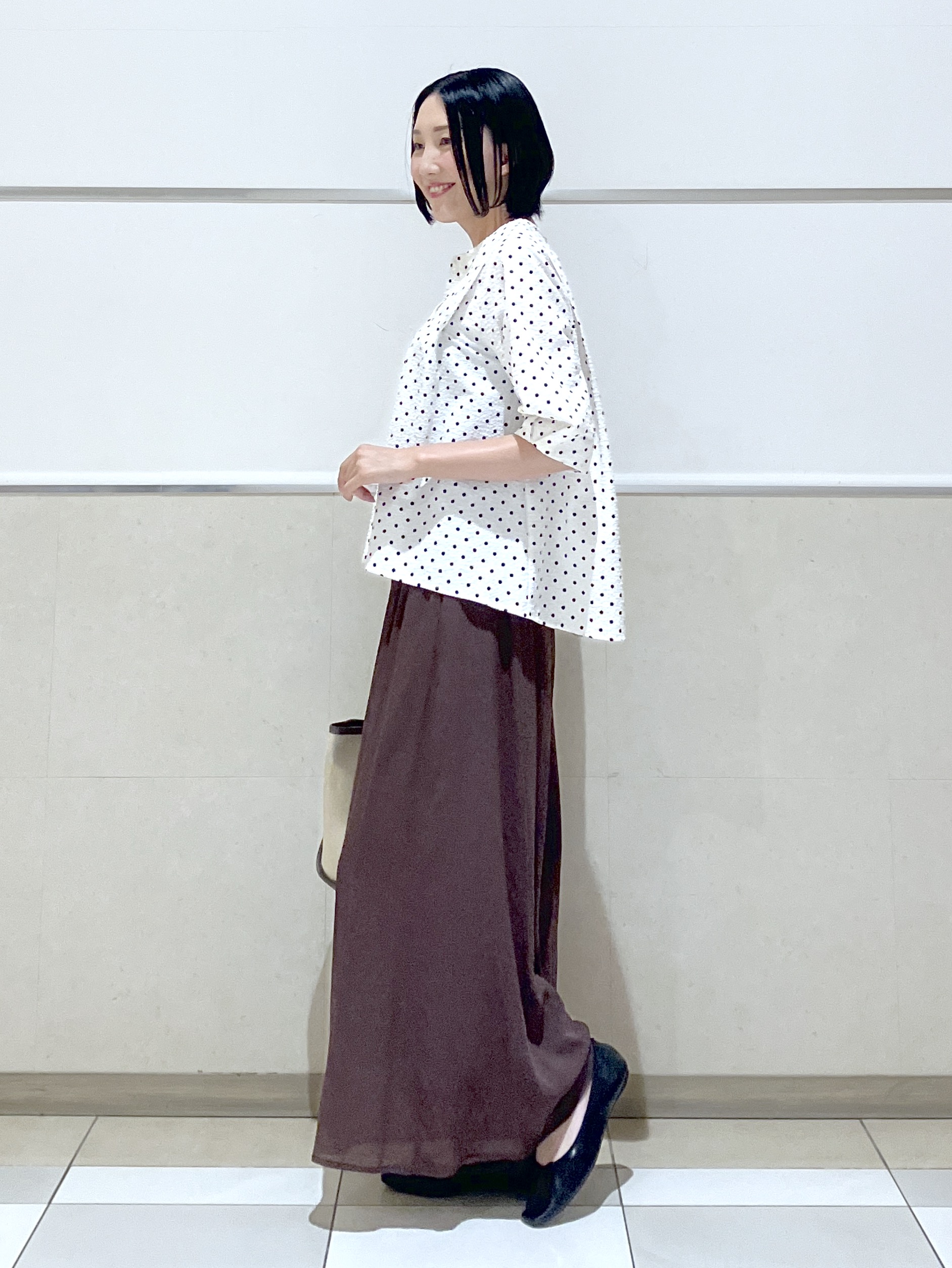 eriko さんの「Dessin｜【セットアップ可/UVカット】サッカー素材 キーネックブラウス」を使ったコーディネート