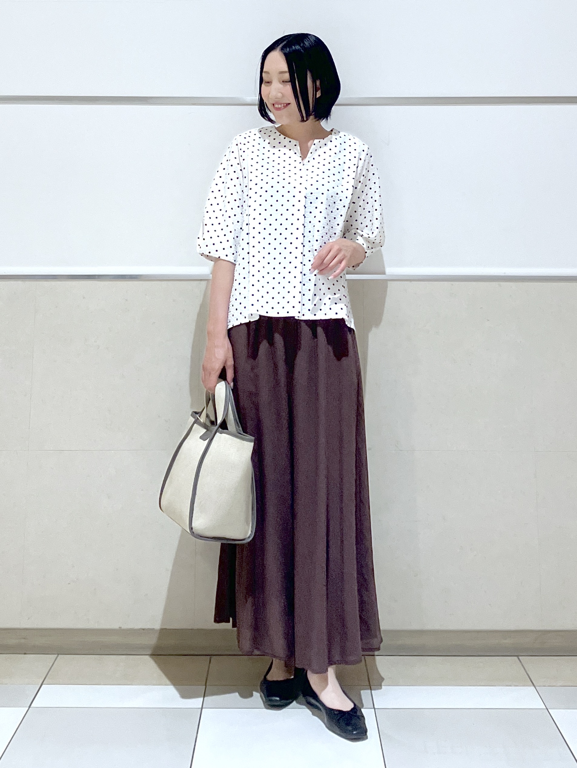 eriko さんの「Dessin｜【セットアップ可/UVカット】サッカー素材 キーネックブラウス」を使ったコーディネート