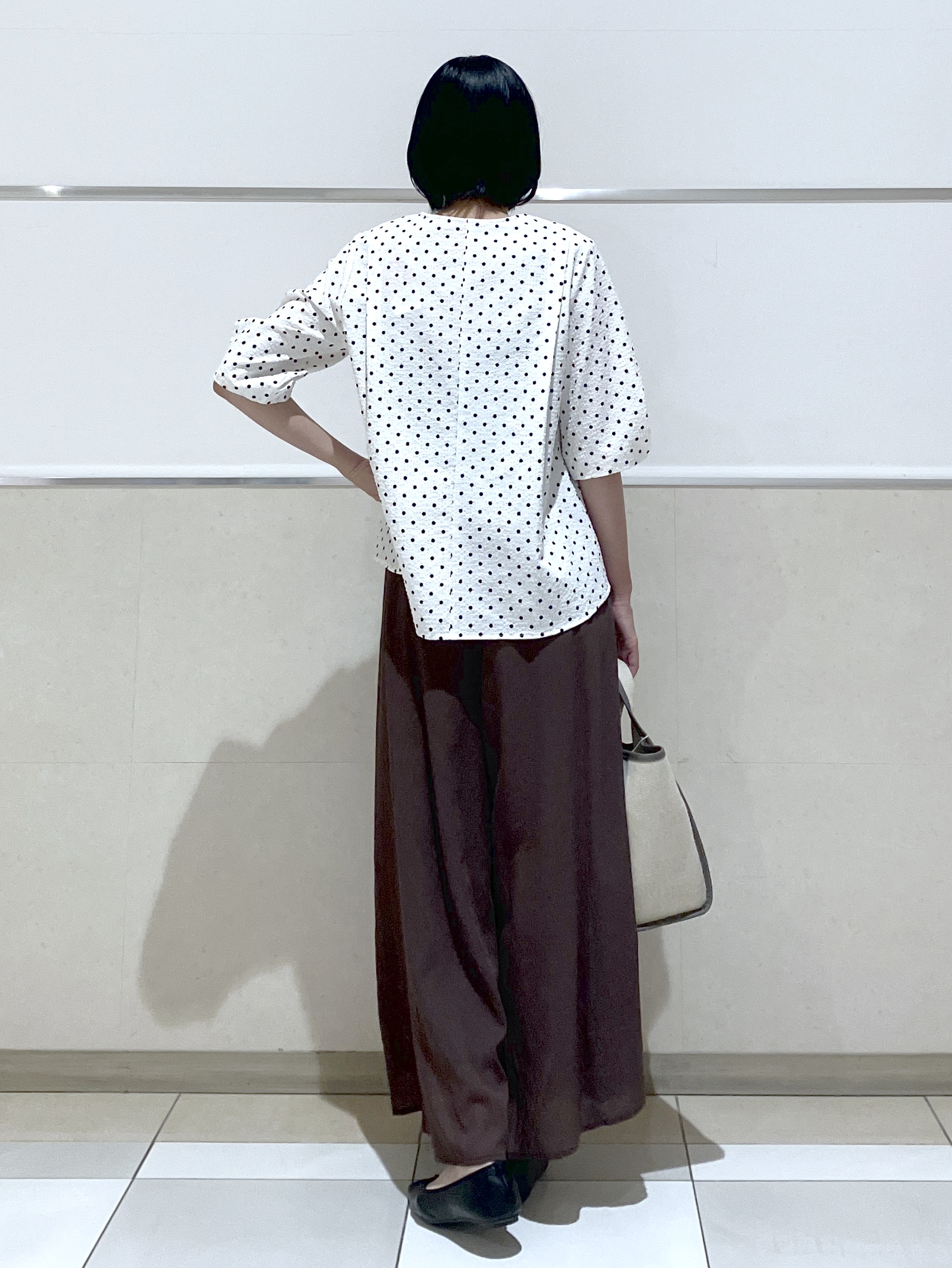 eriko さんの「Dessin｜【セットアップ可/UVカット】サッカー素材 キーネックブラウス」を使ったコーディネート