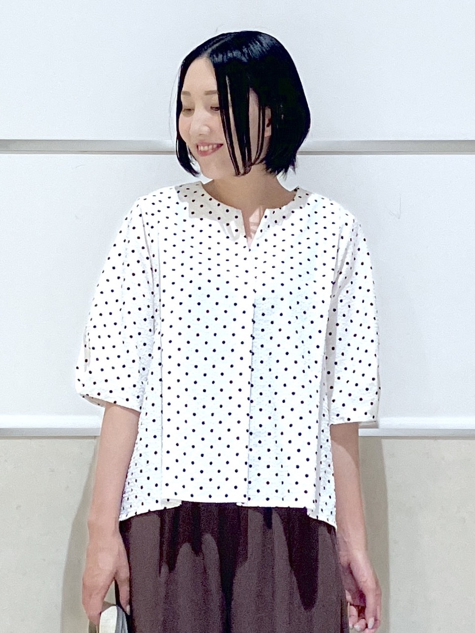 eriko さんの「Dessin｜【セットアップ可/UVカット】サッカー素材 キーネックブラウス」を使ったコーディネート