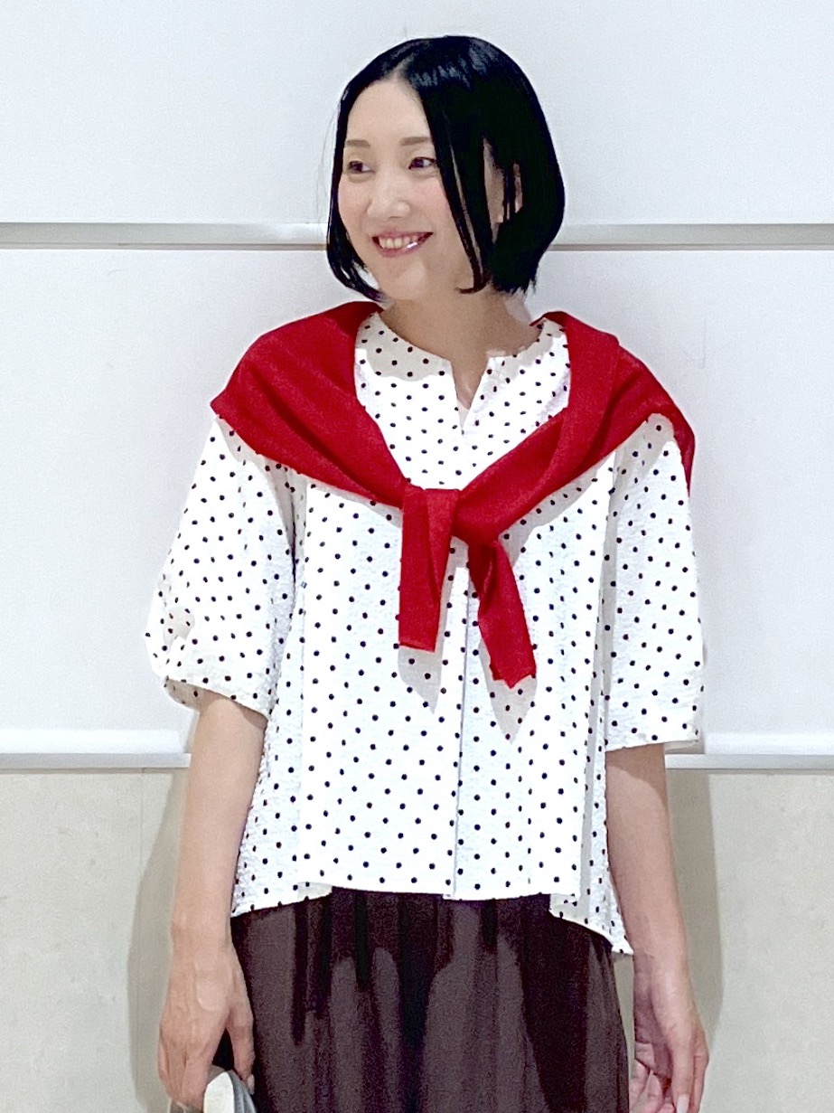 eriko さんの「Dessin｜【セットアップ可/UVカット】サッカー素材 キーネックブラウス」を使ったコーディネート