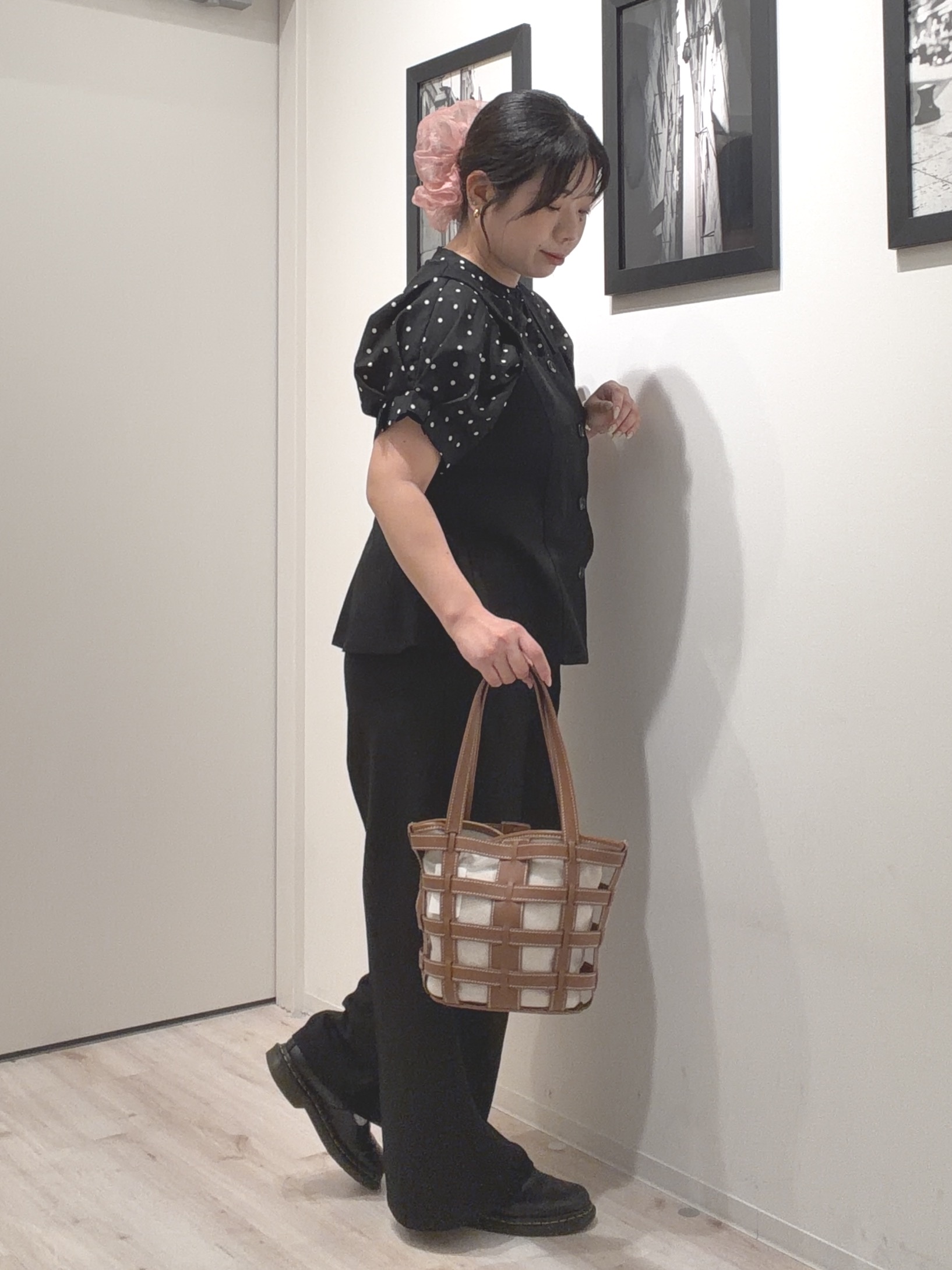 まちゃんなちゃんさんの「SHOO･LA･RUE｜【洗濯機可／洗濯後しわになりにくい】大人の甘さをプラスする ドット柄袖タックブラウス」を使ったコーディネート