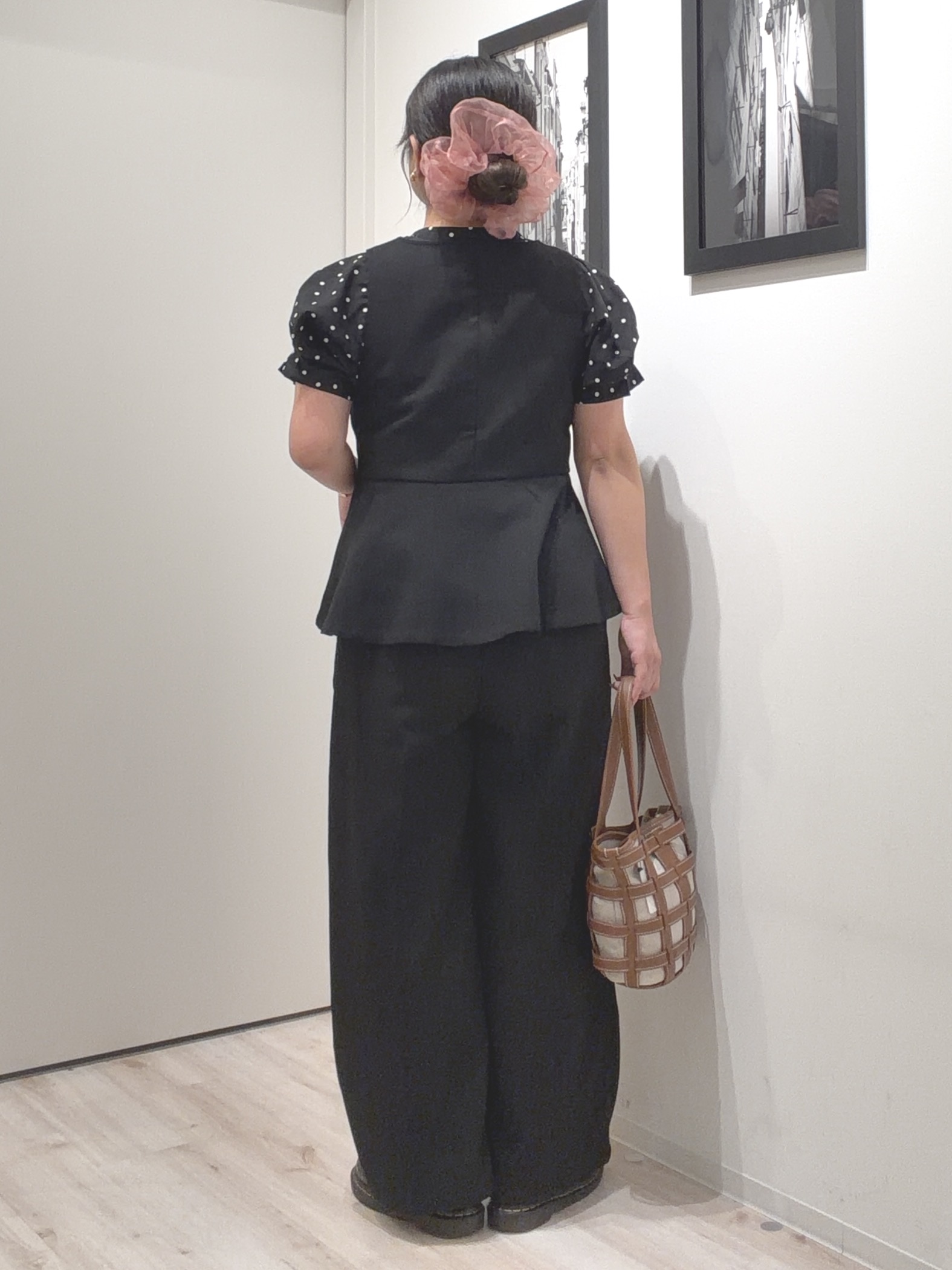 まちゃんなちゃんさんの「SHOO･LA･RUE｜【洗濯機可／洗濯後しわになりにくい】大人の甘さをプラスする ドット柄袖タックブラウス」を使ったコーディネート