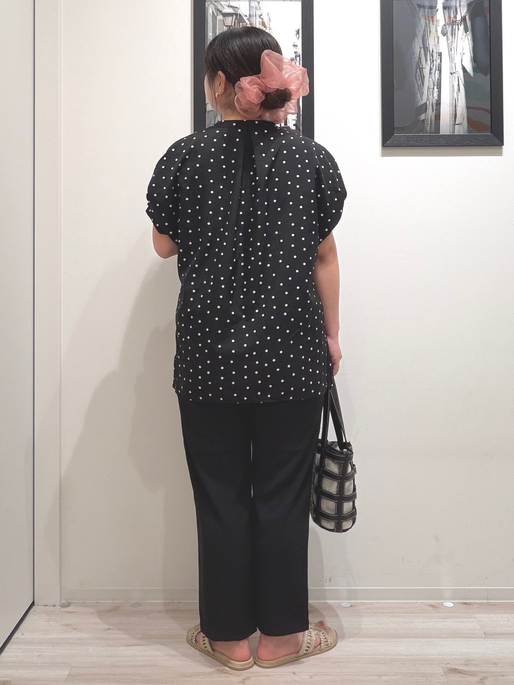 まちゃんなちゃんさんの「SHOO･LA･RUE｜【洗濯機可／洗濯後しわになりにくい】大人の甘さをプラスする ドット柄袖タックブラウス」を使ったコーディネート