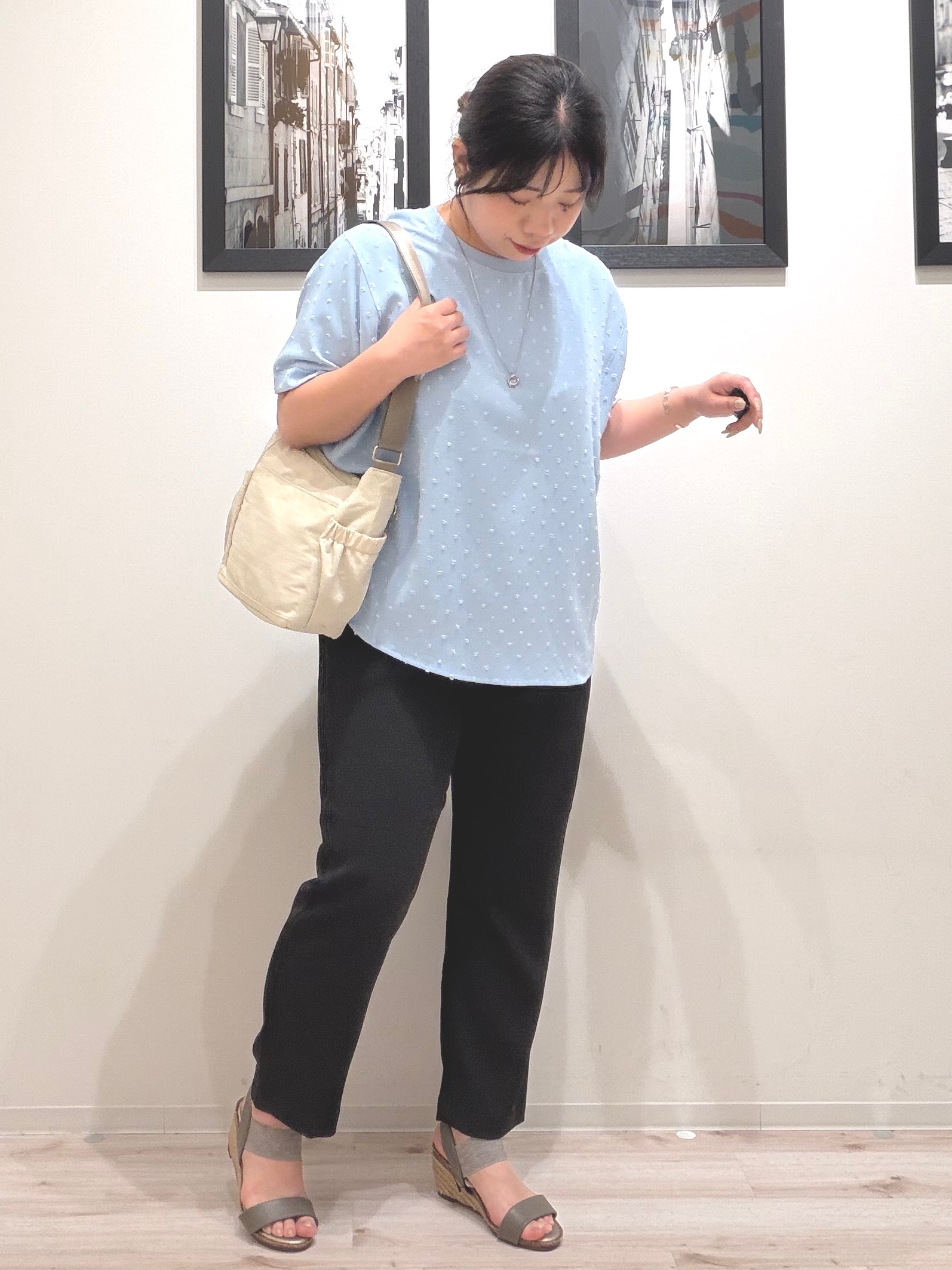 まちゃんなちゃんさんの「SHOO･LA･RUE｜【洗濯後しわになりにくい/体型カバー】ドビードットで上品に ドルマントップス」を使ったコーディネート