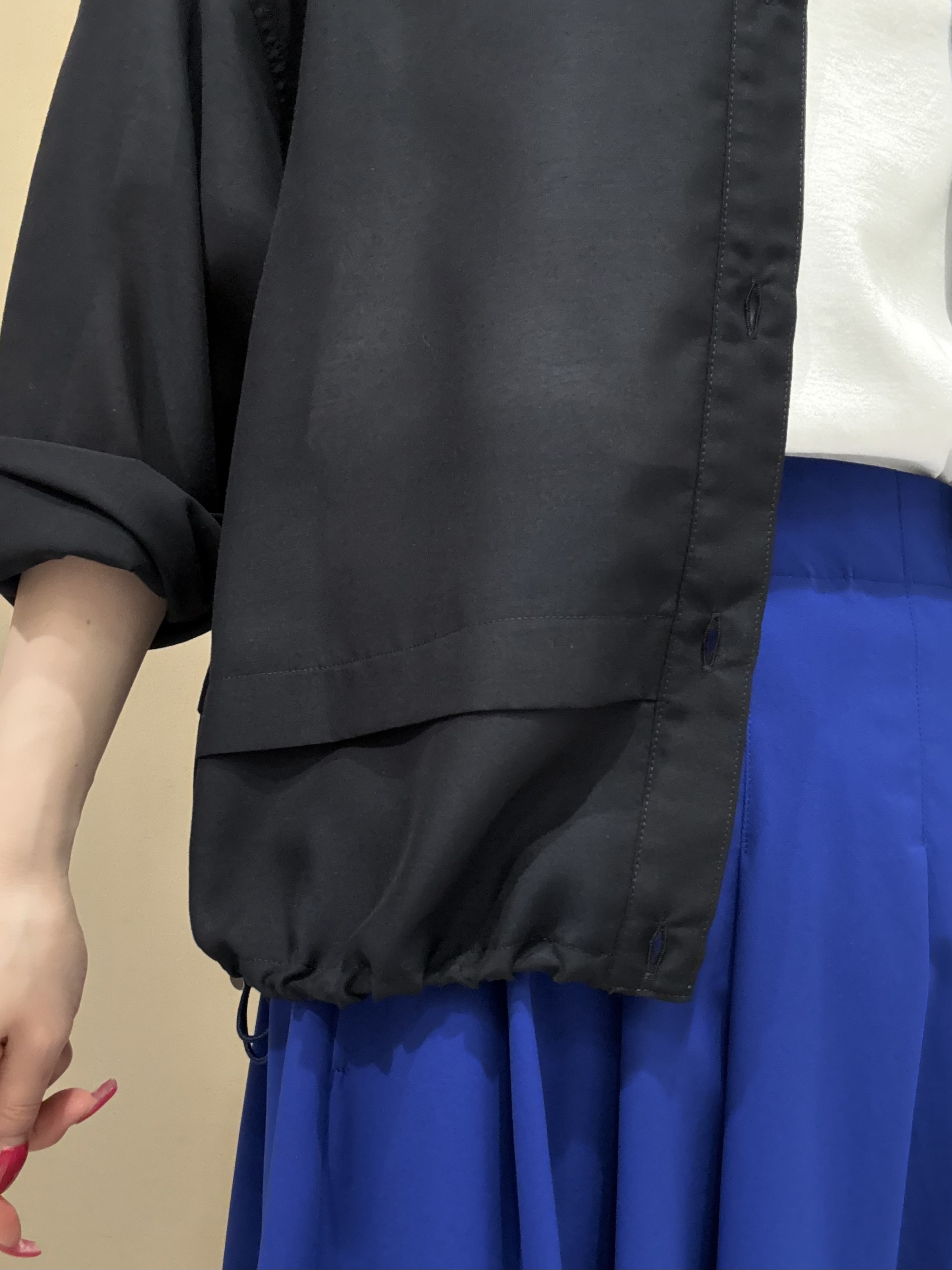 KEIKOさんの「INDIVI｜【接触冷感／洗える／2WAY】ドロスト付 シアーシャンブレーシャツ」を使ったコーディネート