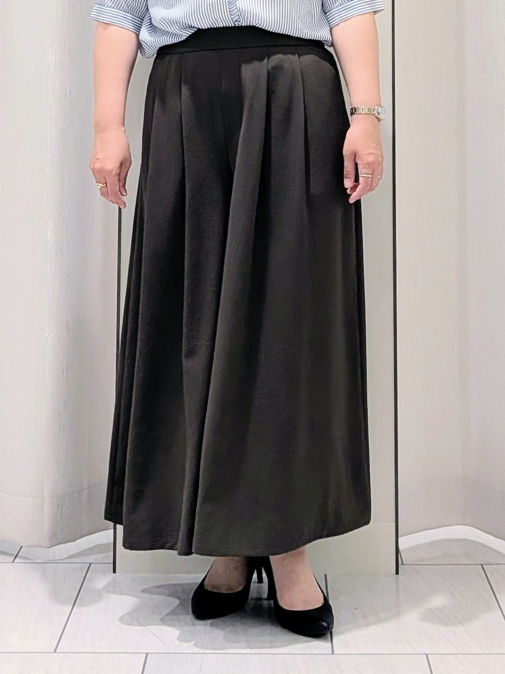 Onumaさんの「UNTITLED｜【接触冷感/通気性/洗える】スタンドカラーフリルブラウス」を使ったコーディネート