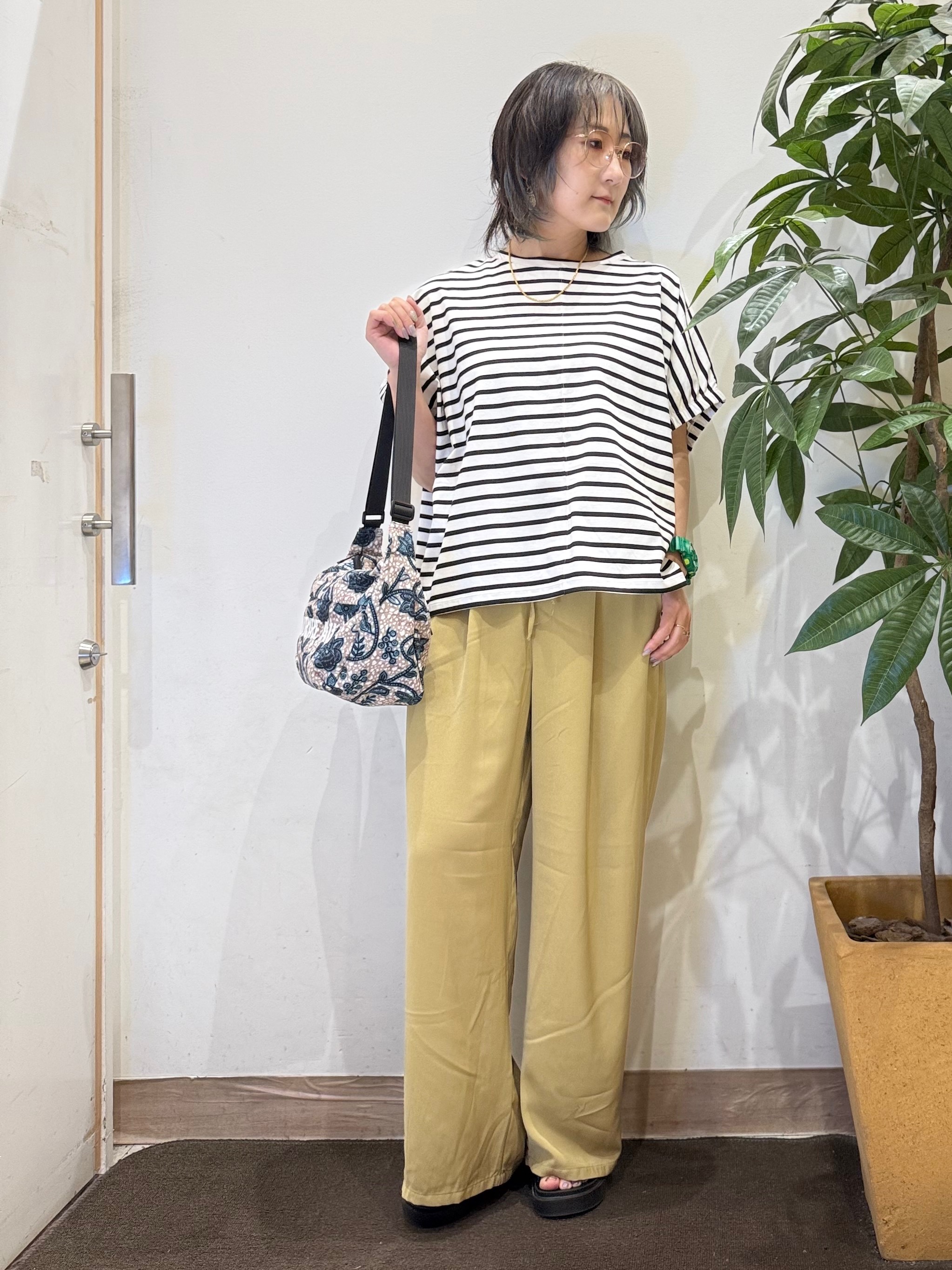 misakiさんの「SHOO･LA･RUE｜【洗濯機可】シンプルにこなれて見せる お袖ギャザードルマンTシャツ」を使ったコーディネート