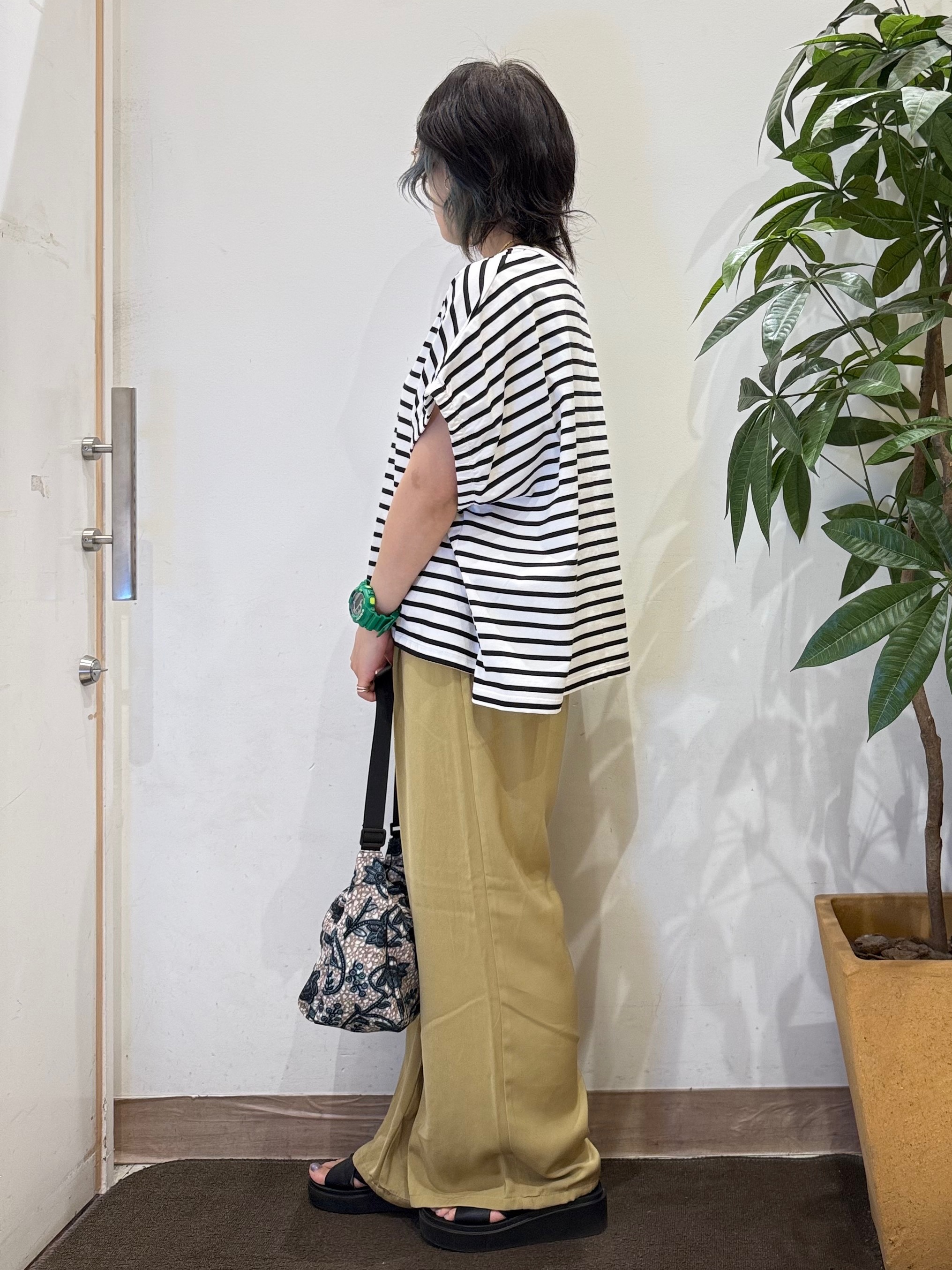 misakiさんの「SHOO･LA･RUE｜【洗濯機可】シンプルにこなれて見せる お袖ギャザードルマンTシャツ」を使ったコーディネート