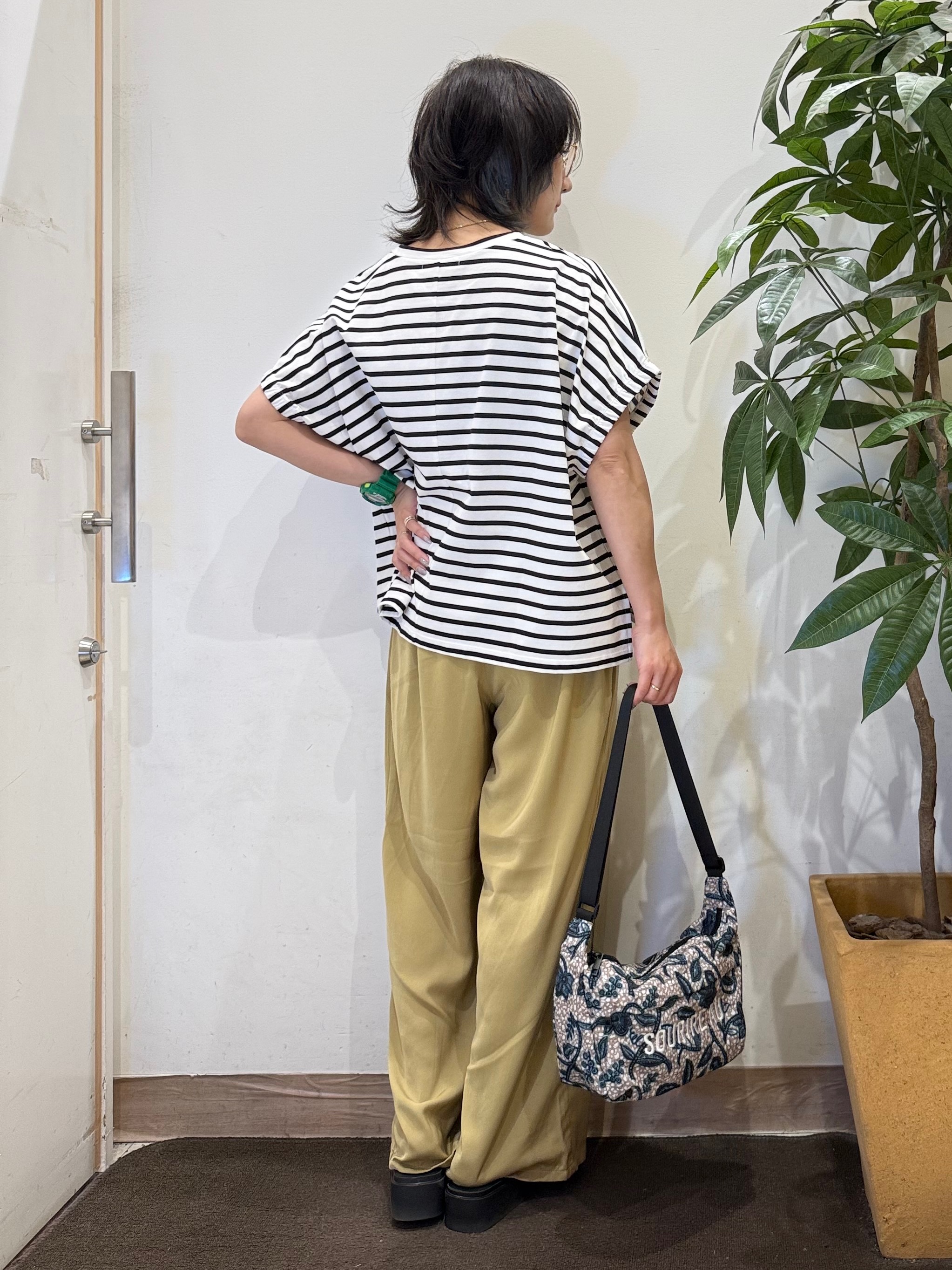 misakiさんの「SHOO･LA･RUE｜【洗濯機可】シンプルにこなれて見せる お袖ギャザードルマンTシャツ」を使ったコーディネート