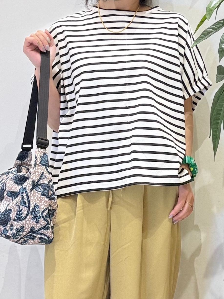 misakiさんの「SHOO･LA･RUE｜【洗濯機可】シンプルにこなれて見せる お袖ギャザードルマンTシャツ」を使ったコーディネート