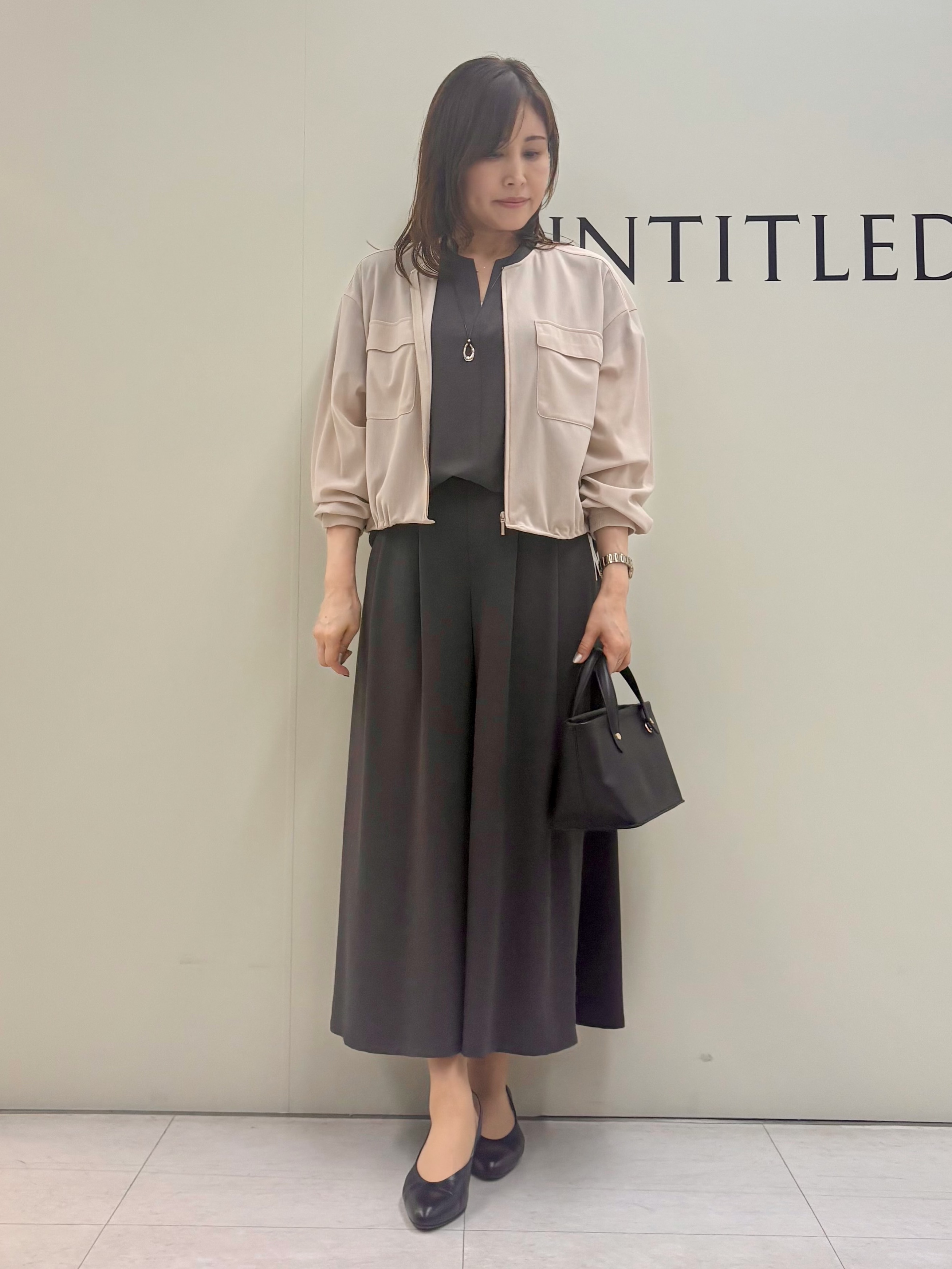 Sakaiさんの「UNTITLED｜【UV/接触冷感/セットアップ可】リラクシーキーVネックブラウス」を使ったコーディネート