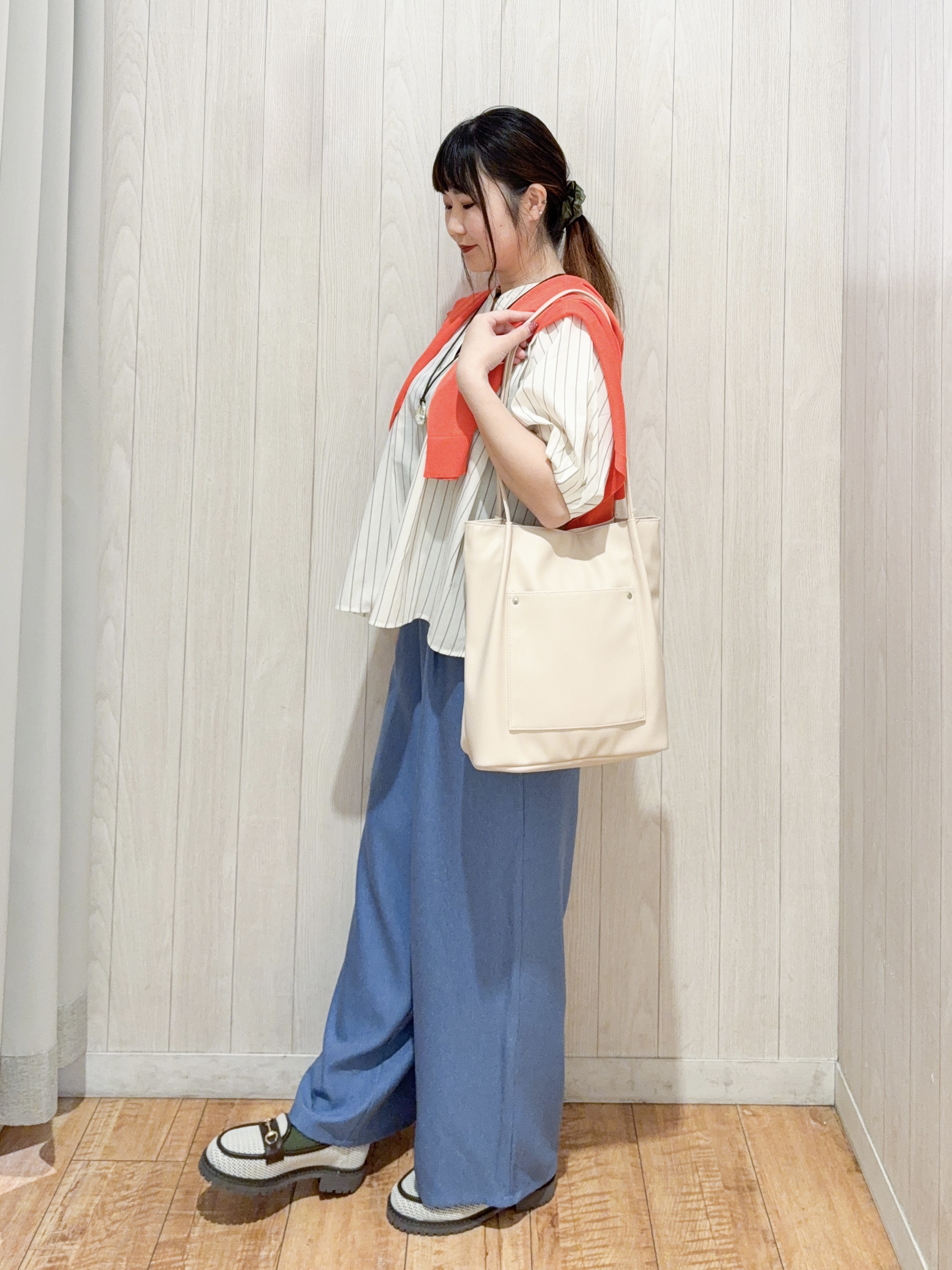 愛さんの「SHOO･LA･RUE｜【洗濯機可/S-LL】オンにもオフにも マルチに使えるボタンレスカーディガン」を使ったコーディネート