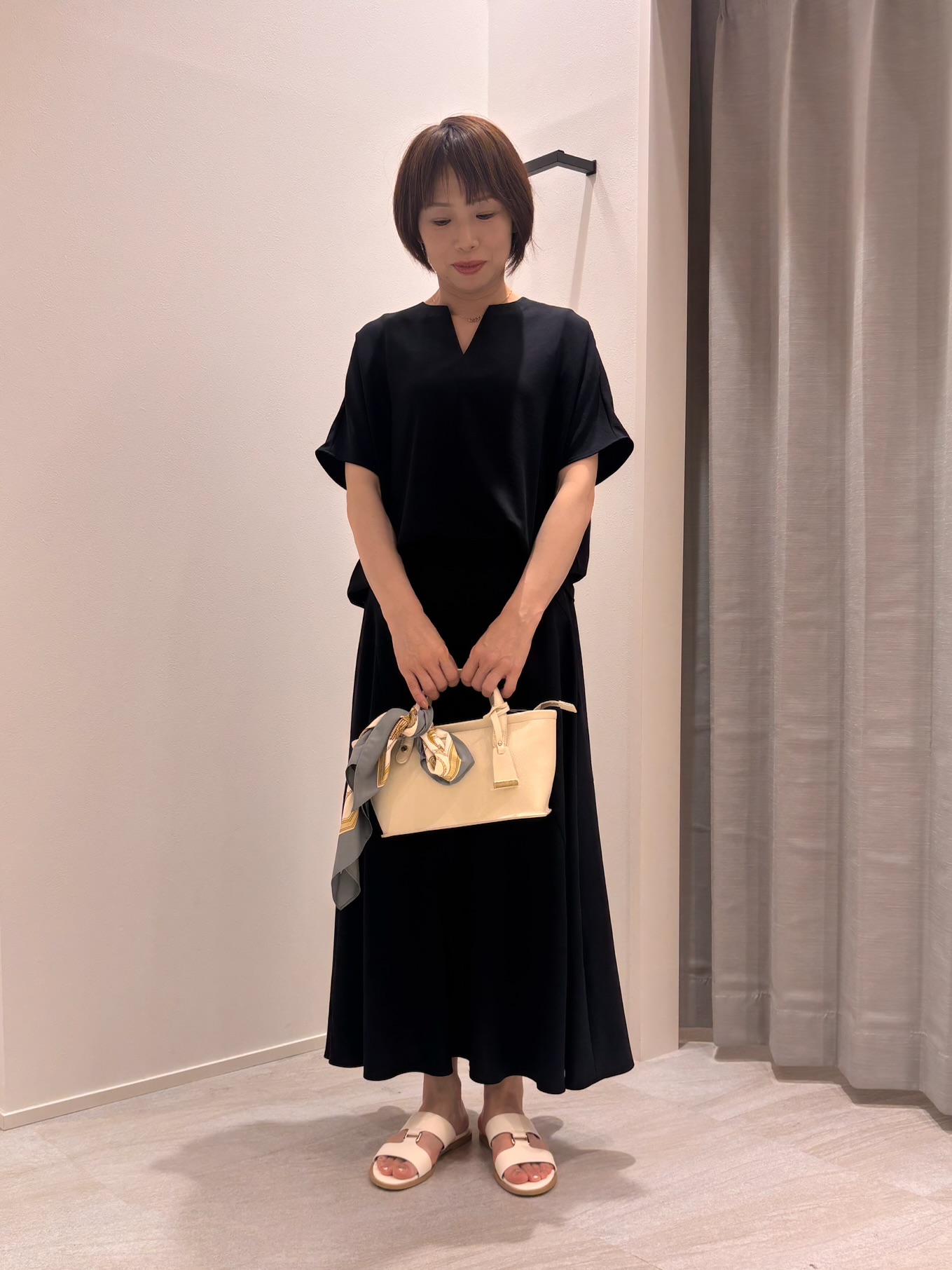 Satoさんの「UNTITLED｜【UV/接触冷感/セットアップ可】リラクシーキーVネックブラウス」を使ったコーディネート