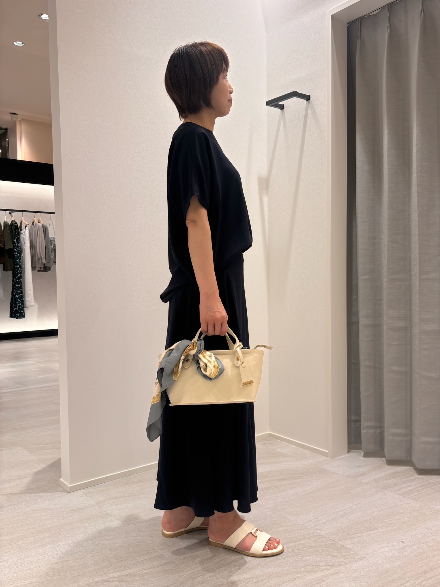 Satoさんの「UNTITLED｜【UV/接触冷感/セットアップ可】リラクシーキーVネックブラウス」を使ったコーディネート